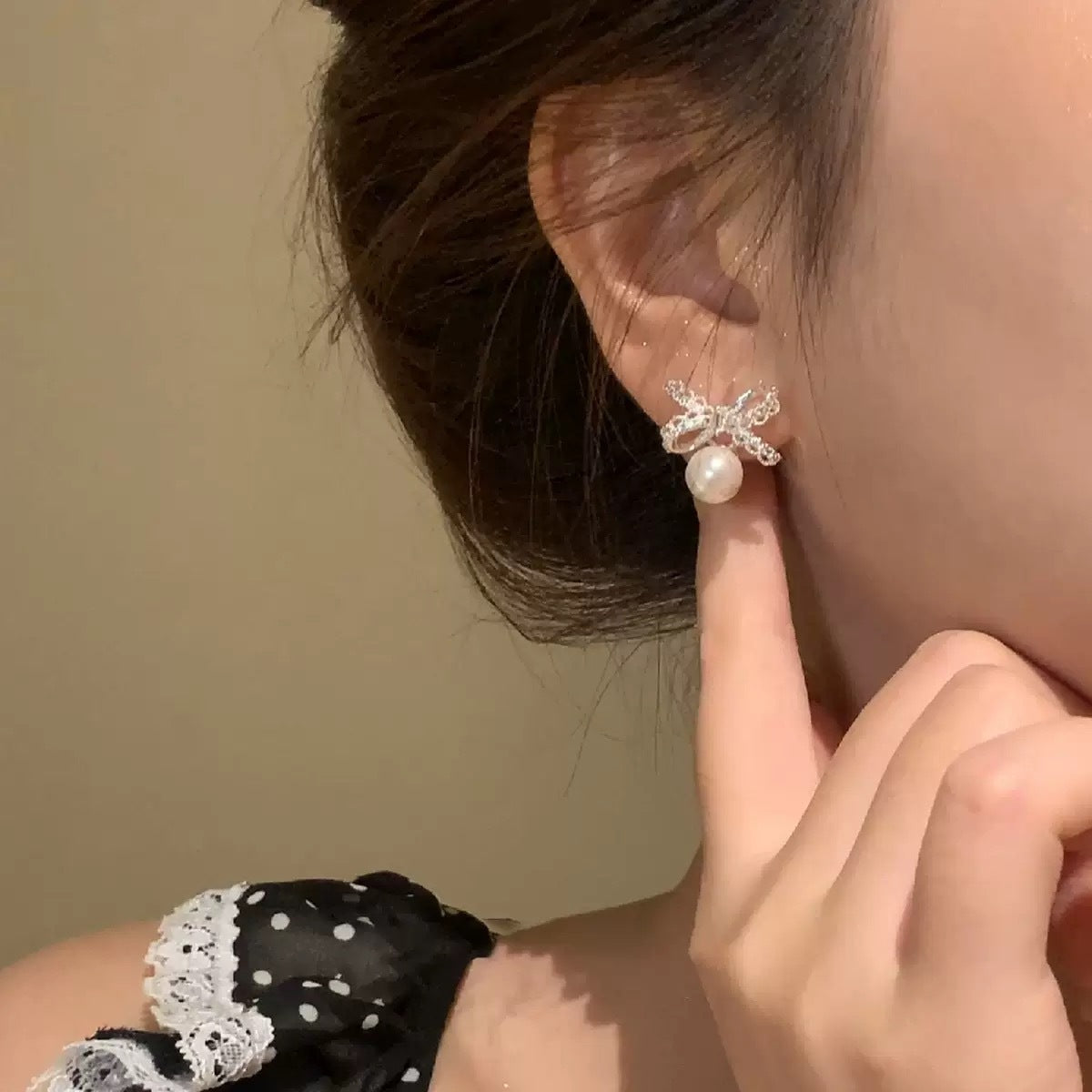 Elaborate Bow Tie Earrings For Women In Sweet Style With Electroplated Alloy And Artificial Pearl Inlay
