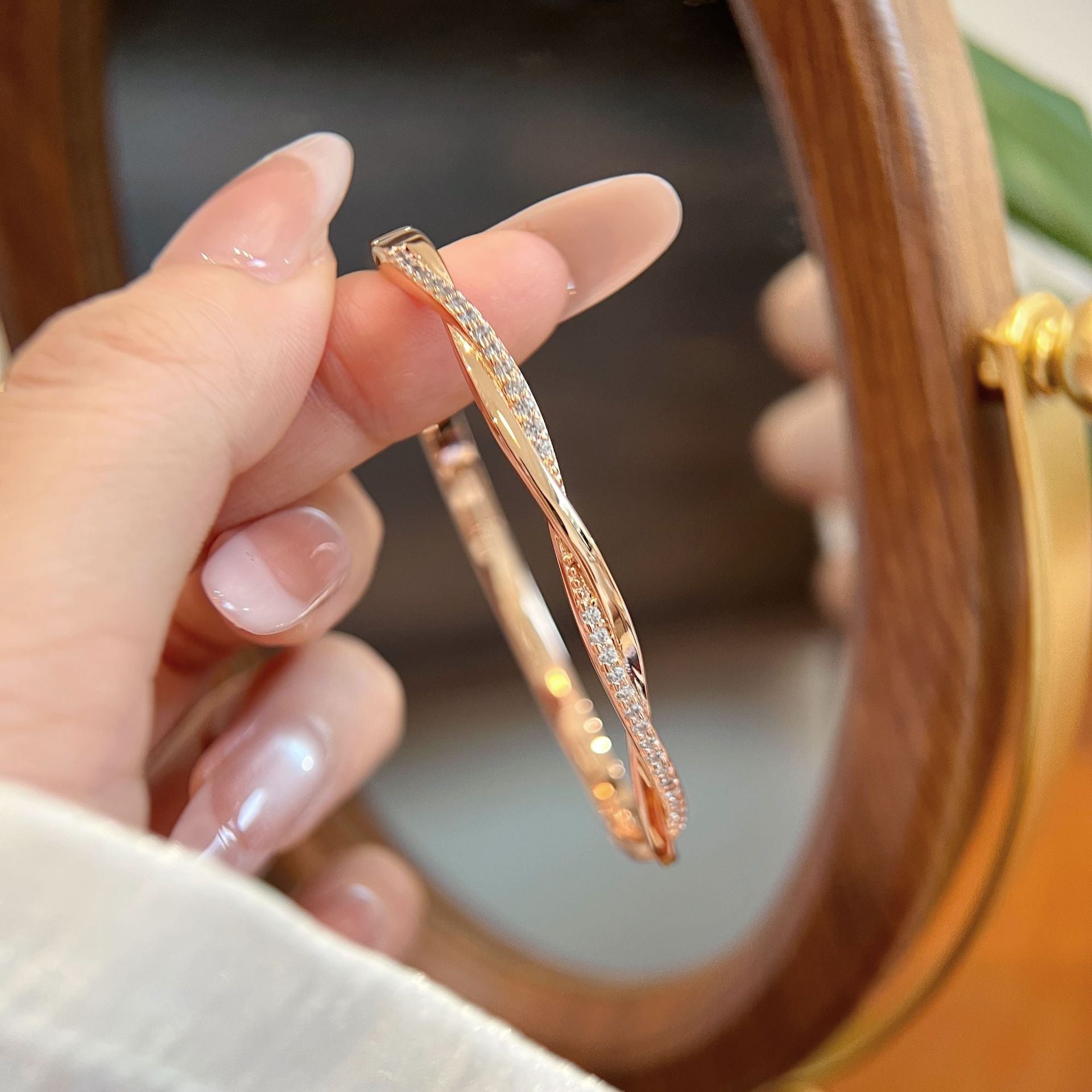 Luxurious Knot Wristband For Women With Bezel Setting, Electroplated Copper And Zircon Inlay