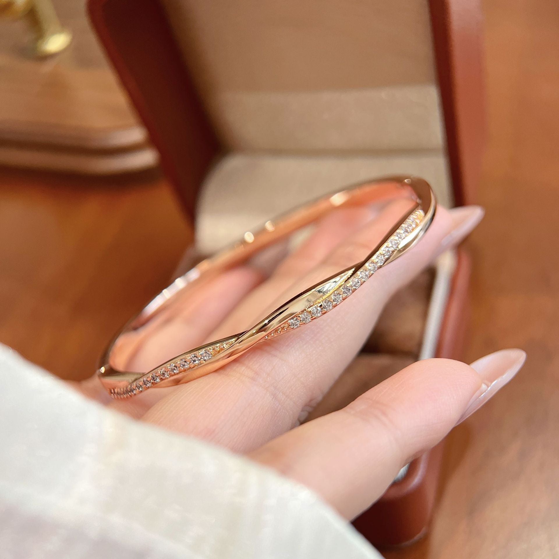 Luxurious Knot Wristband For Women With Bezel Setting, Electroplated Copper And Zircon Inlay