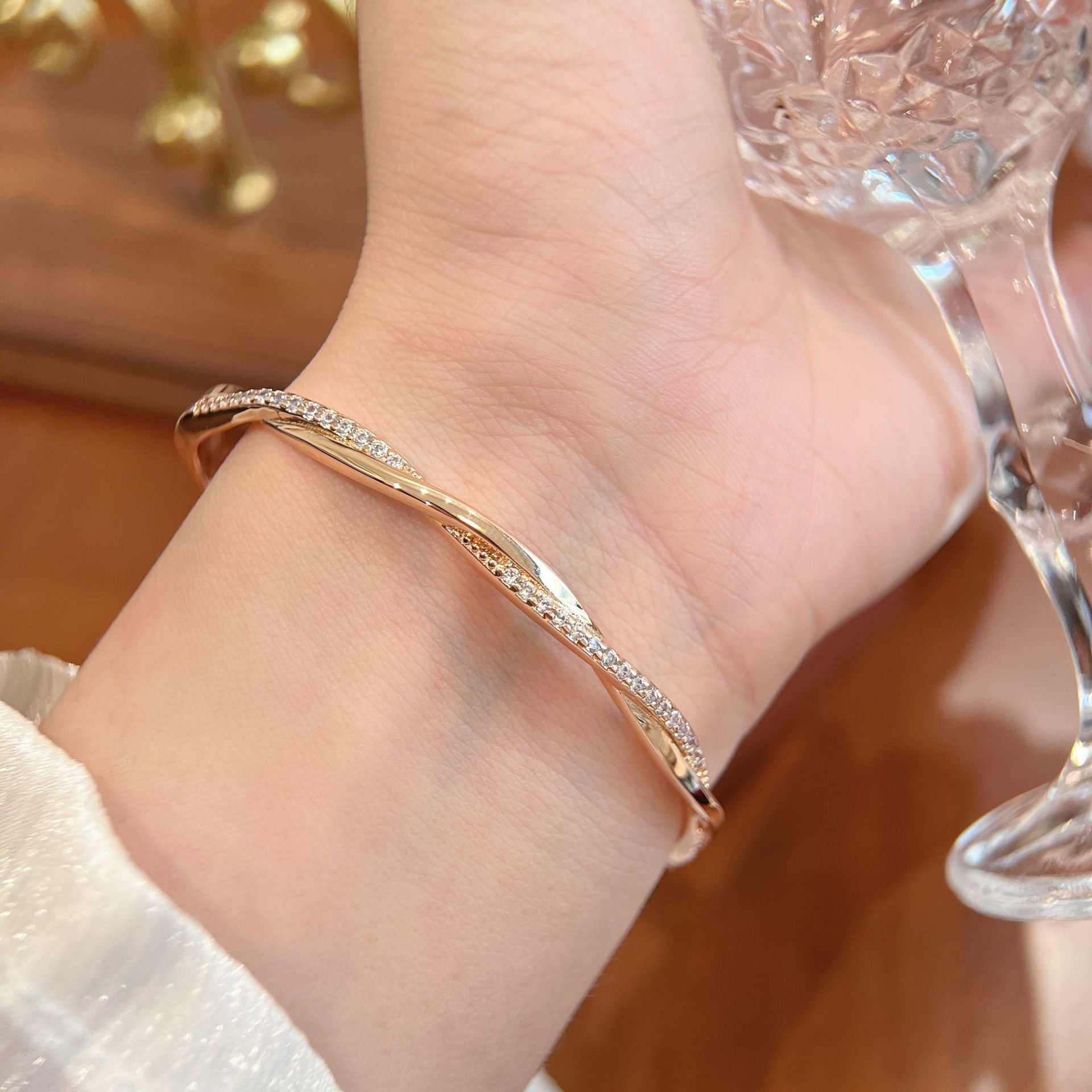 Luxurious Knot Wristband For Women With Bezel Setting, Electroplated Copper And Zircon Inlay