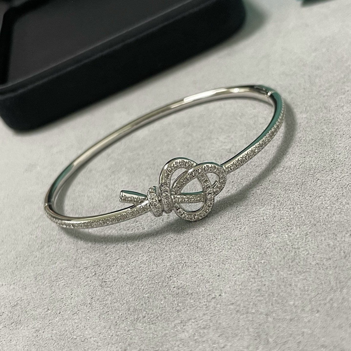 Handmade Rose Gold V Gold Bangle Featuring Elegant Craftsmanship