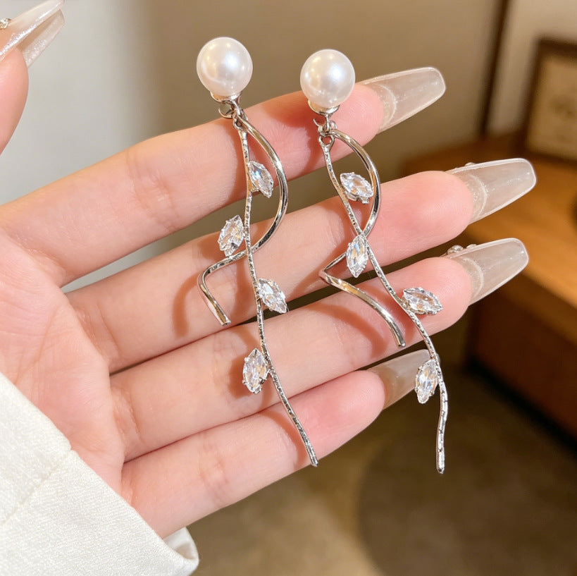 Heart Shape Tassel Earrings For Women With Copper Studs, Electroplated Alloy And Artificial Pearl Inlay