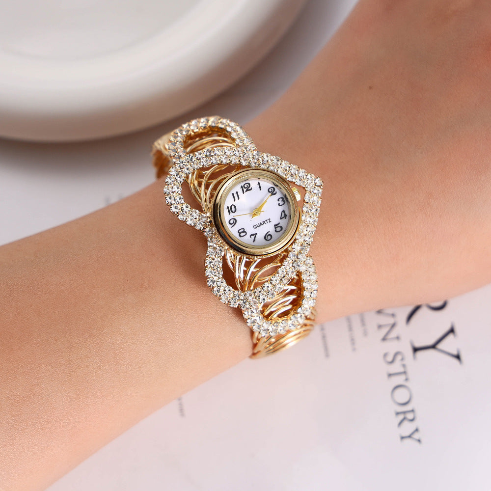 Heart Shape Inlay Rhinestones Bracelet Watch For Women With Electroplated Gold Plating, Featuring Sparkling Rhinestone Design