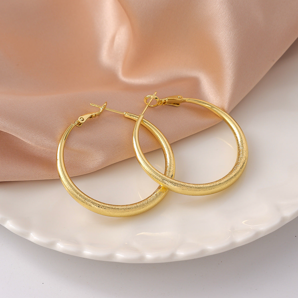 Gold Circle Earrings For Women With Copper Ear Pins Featuring Exaggerated Style