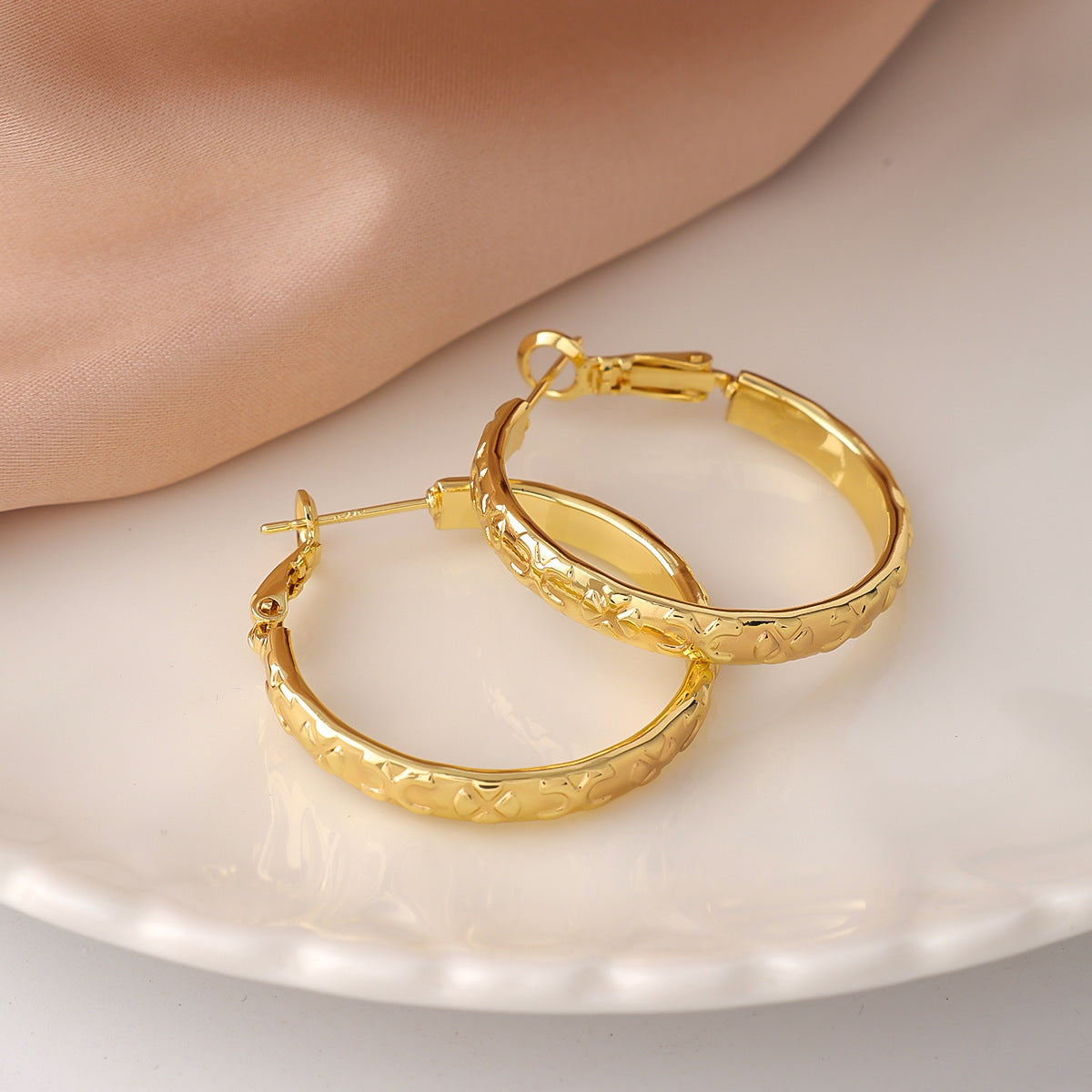Gold Circle Earrings For Women With Copper Ear Pins Featuring Exaggerated Style
