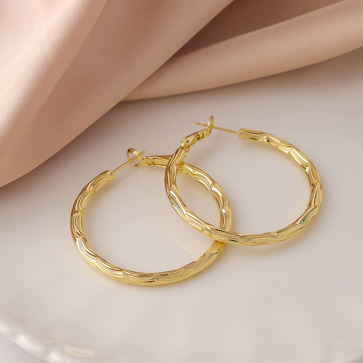 Gold Circle Earrings For Women With Copper Ear Pins Featuring Exaggerated Style