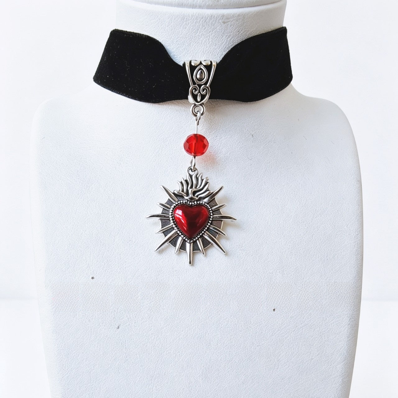 Baroque Style Heart Shape Choker In Dyed Black Zinc Alloy With Alloy Pendant For Unisex