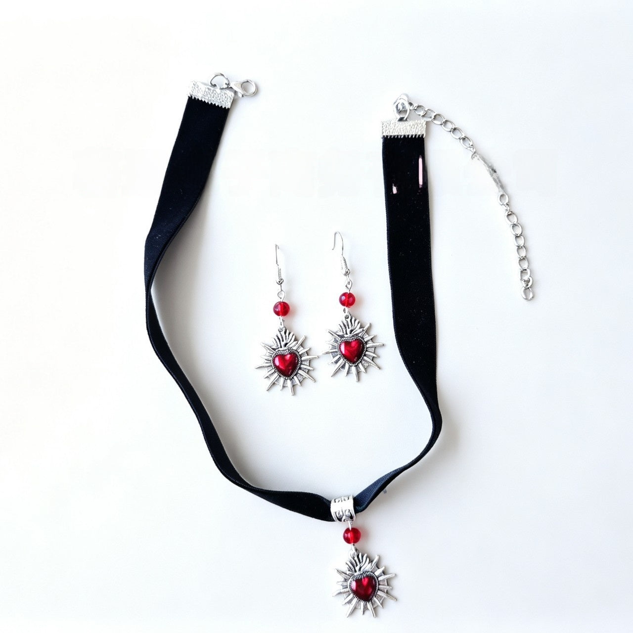 Baroque Style Heart Shape Choker In Dyed Black Zinc Alloy With Alloy Pendant For Unisex