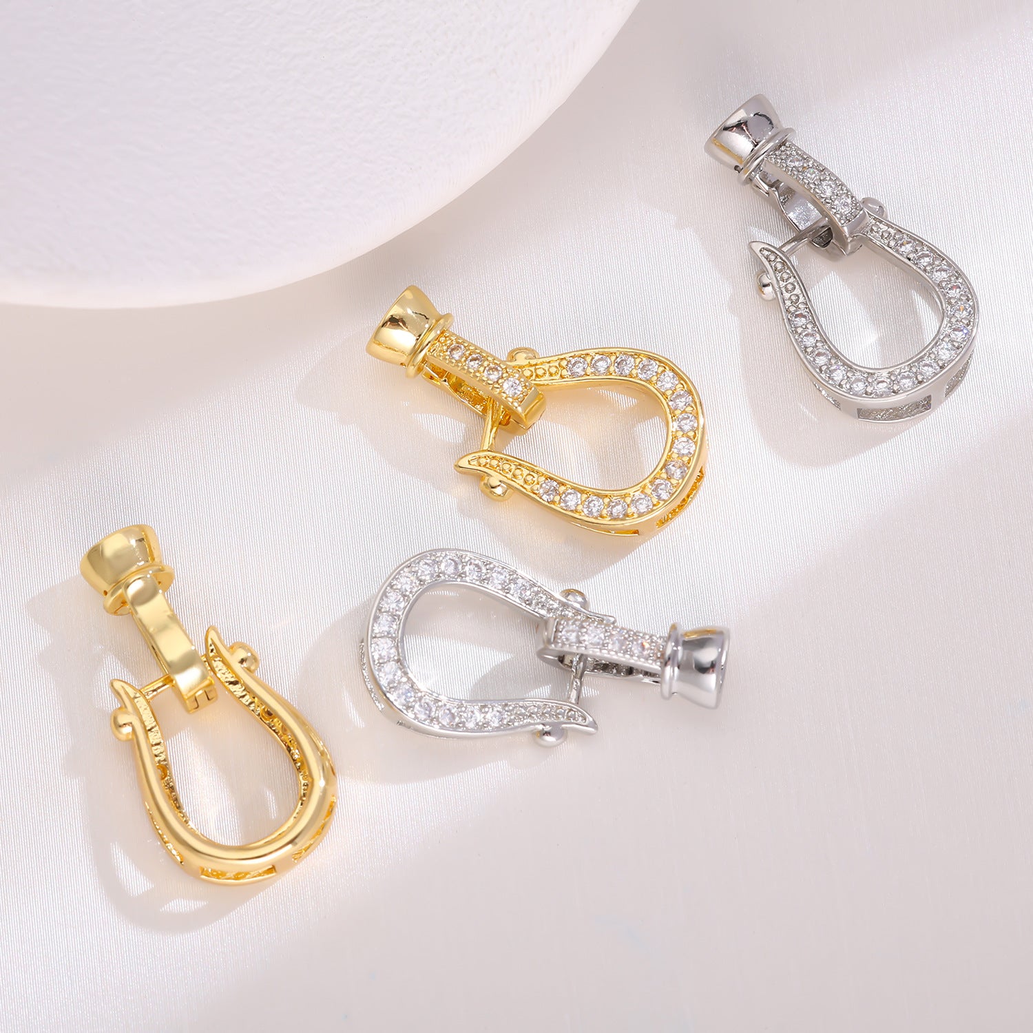 Horseshoe Copper Jewelry Buckle With 18K Real Gold Plated Electroplated Finish And Zircon Inlay, Sweet Style