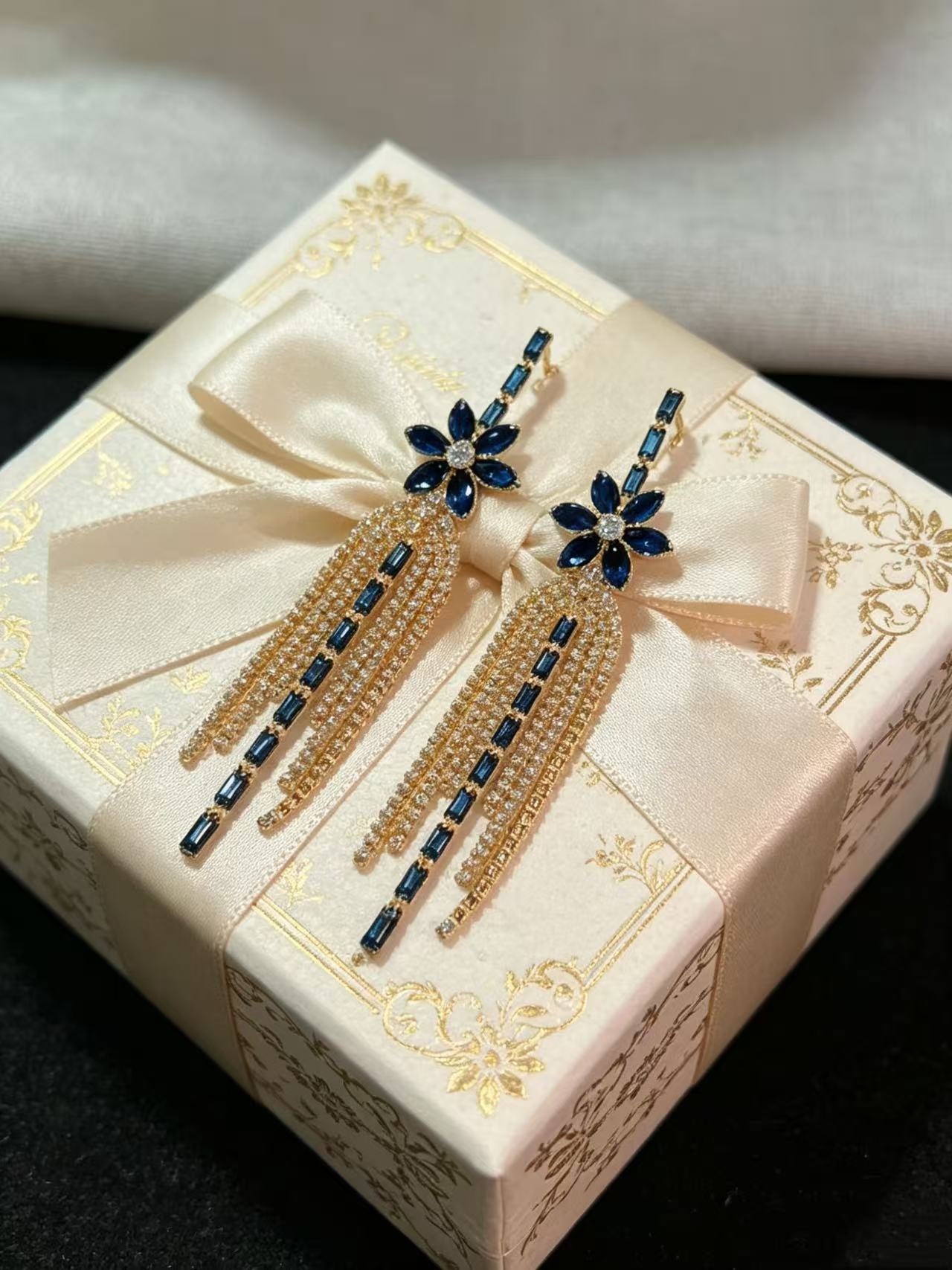 Exaggerated Bow Tie Earrings For Women With Gold Tassel And Rhinestone Inlay