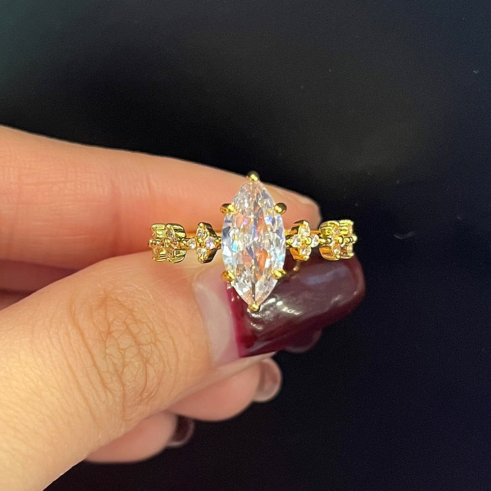 Sweet Horse Eye Ring For Unisex Featuring Gold Zinc Alloy With Zircon Inlay