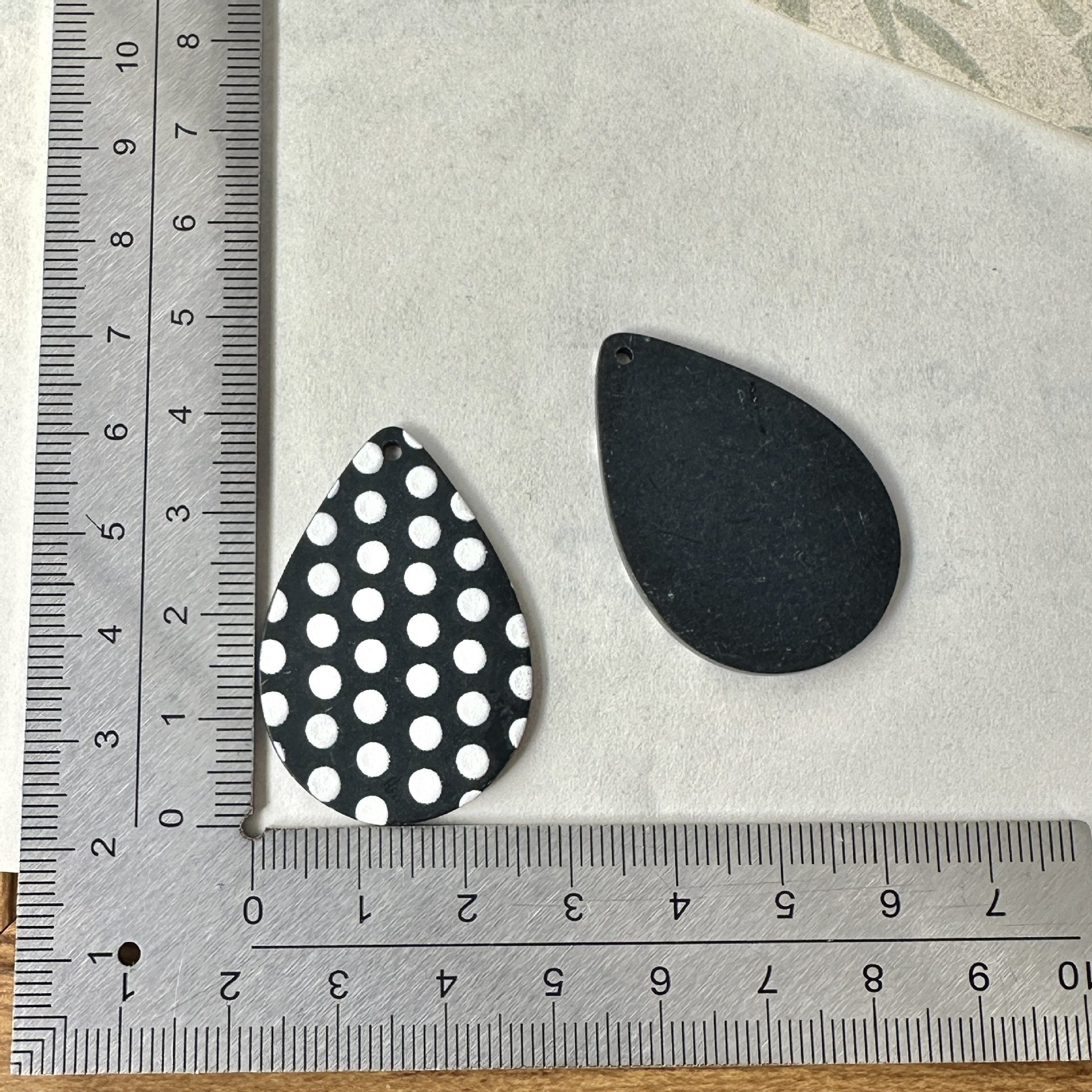 Heart Shape Acrylic Earring Findings Featuring Electroplated Craftsmanship In Dyed Black For Retro Jewelry Accessories
