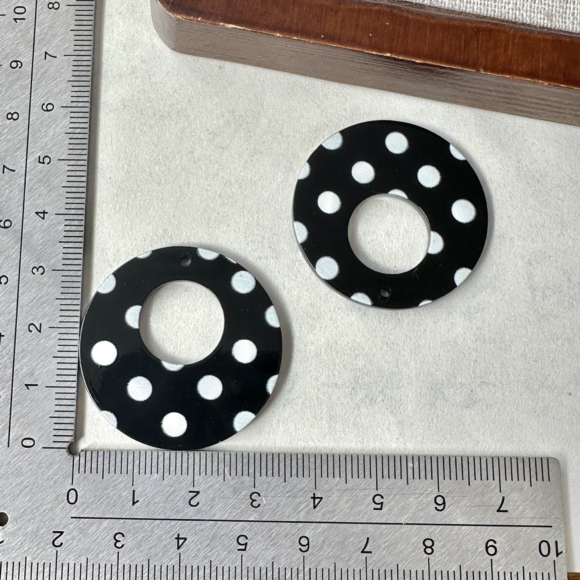 Heart Shape Acrylic Earring Findings Featuring Electroplated Craftsmanship In Dyed Black For Retro Jewelry Accessories