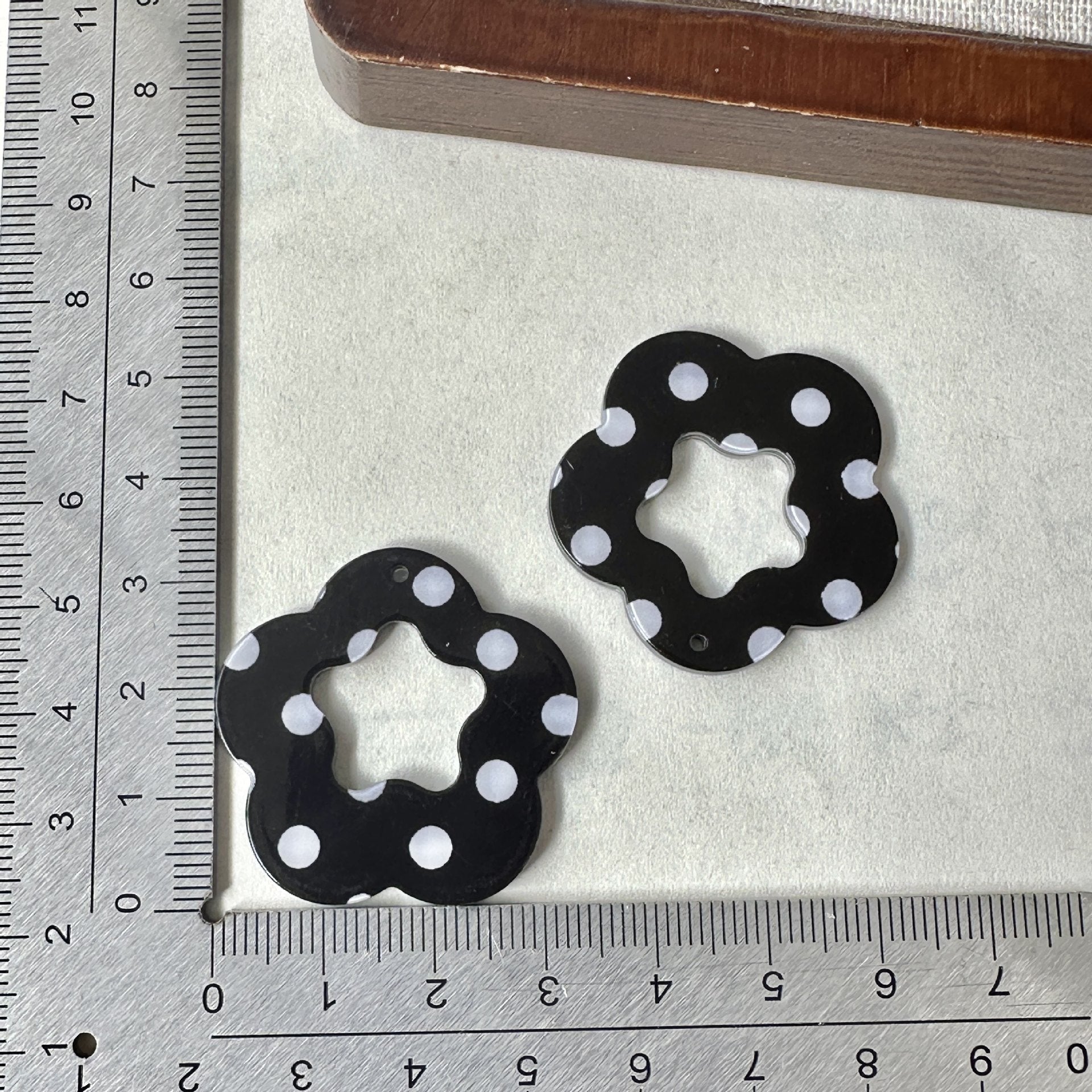 Heart Shape Acrylic Earring Findings Featuring Electroplated Craftsmanship In Dyed Black For Retro Jewelry Accessories