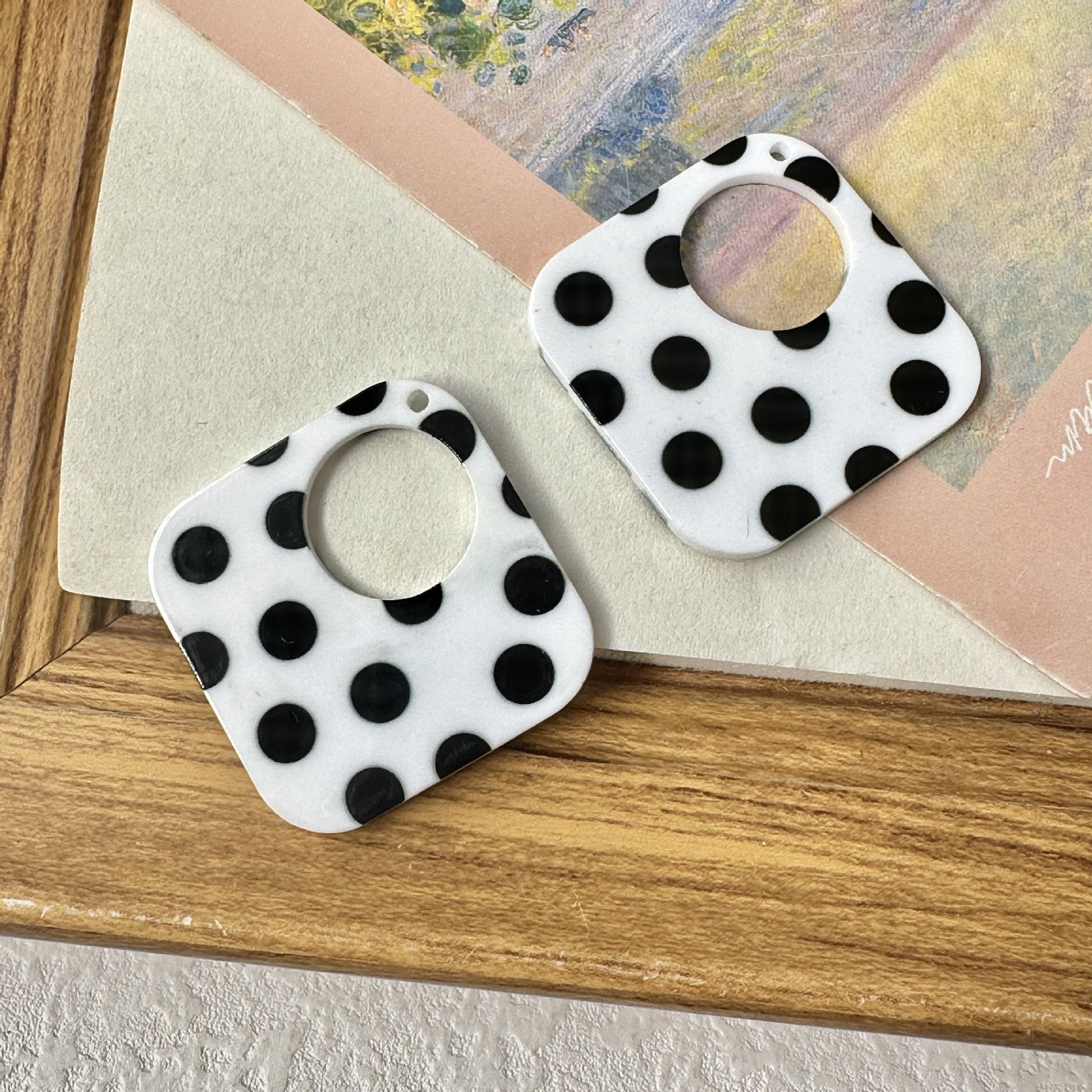Heart Shape Acrylic Earring Findings Featuring Electroplated Craftsmanship In Dyed Black For Retro Jewelry Accessories