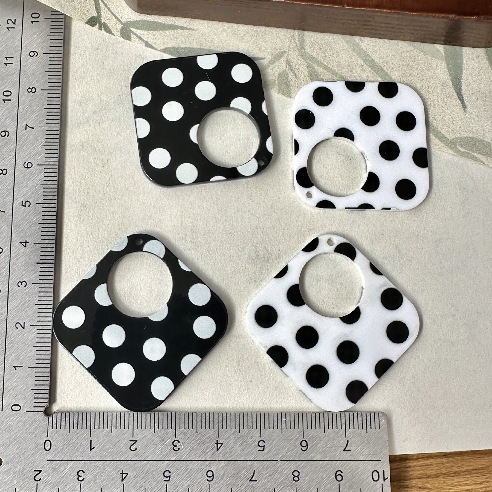 Heart Shape Acrylic Earring Findings Featuring Electroplated Craftsmanship In Dyed Black For Retro Jewelry Accessories
