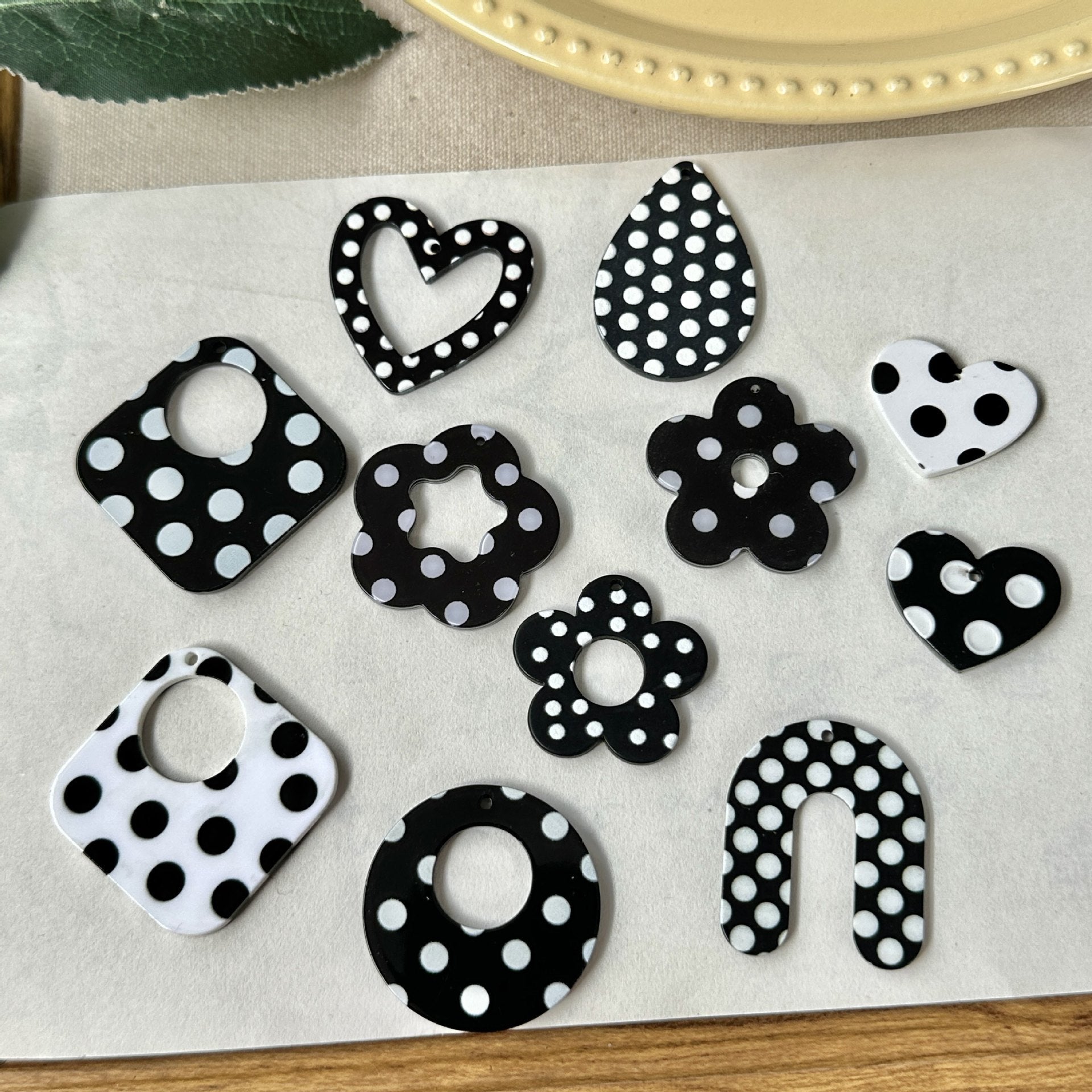 Heart Shape Acrylic Earring Findings Featuring Electroplated Craftsmanship In Dyed Black For Retro Jewelry Accessories