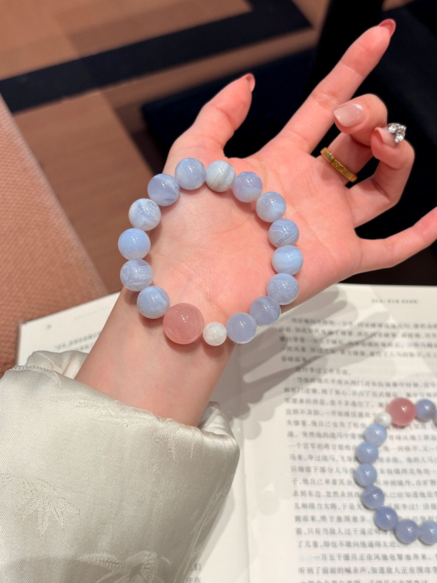 Elegant Round Blue Agate Beaded Bracelet For Women Featuring Fine Craftsmanship