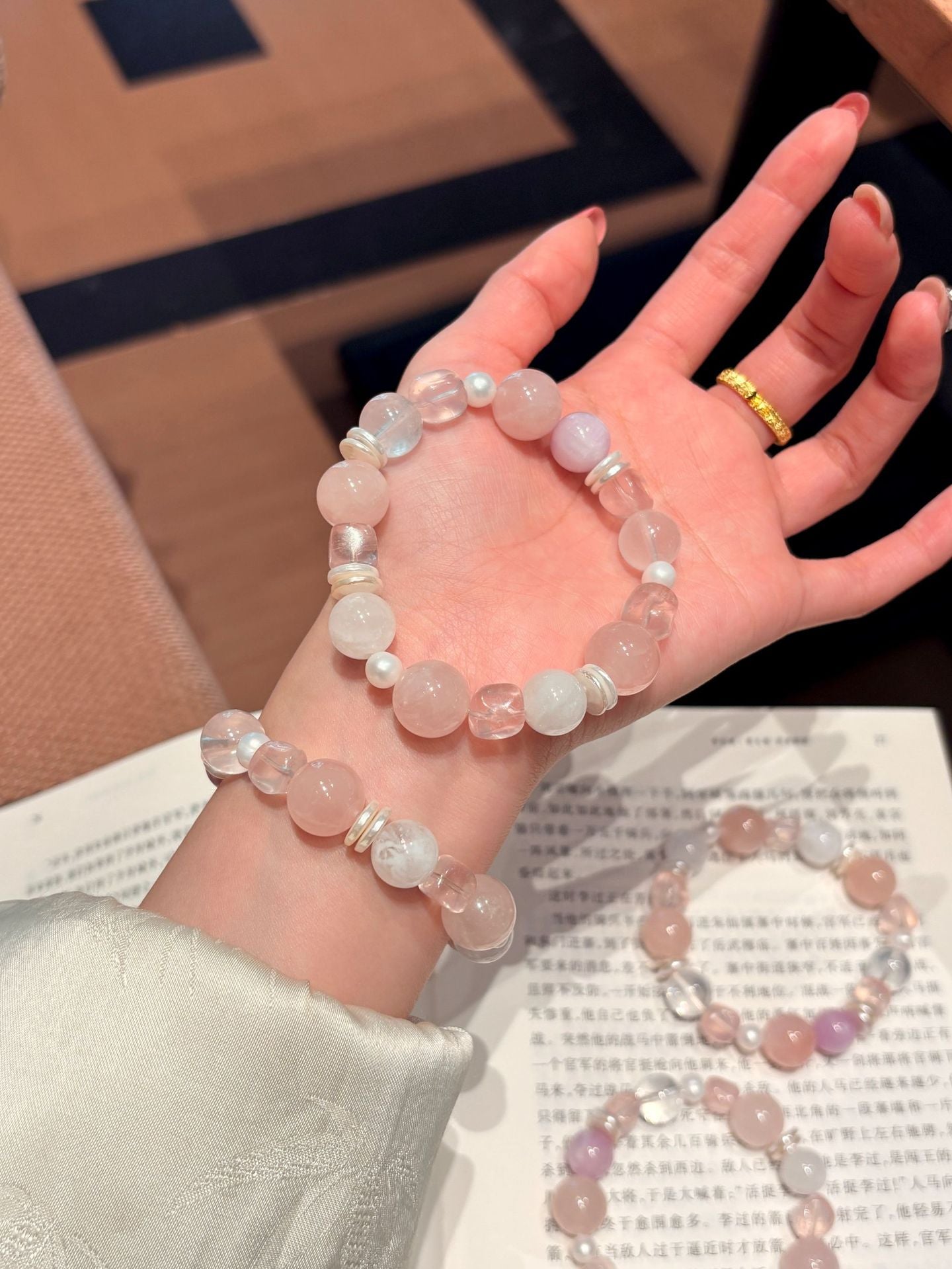 Natural Pink Crystal Shell Beaded Bracelet With Kunzite Inlay For Women