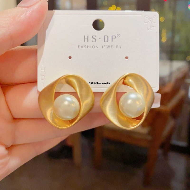 Geometric Brushed Gold Alloy Earrings For Unisex Featuring Exaggerated Style And Artificial Pearl Inlay