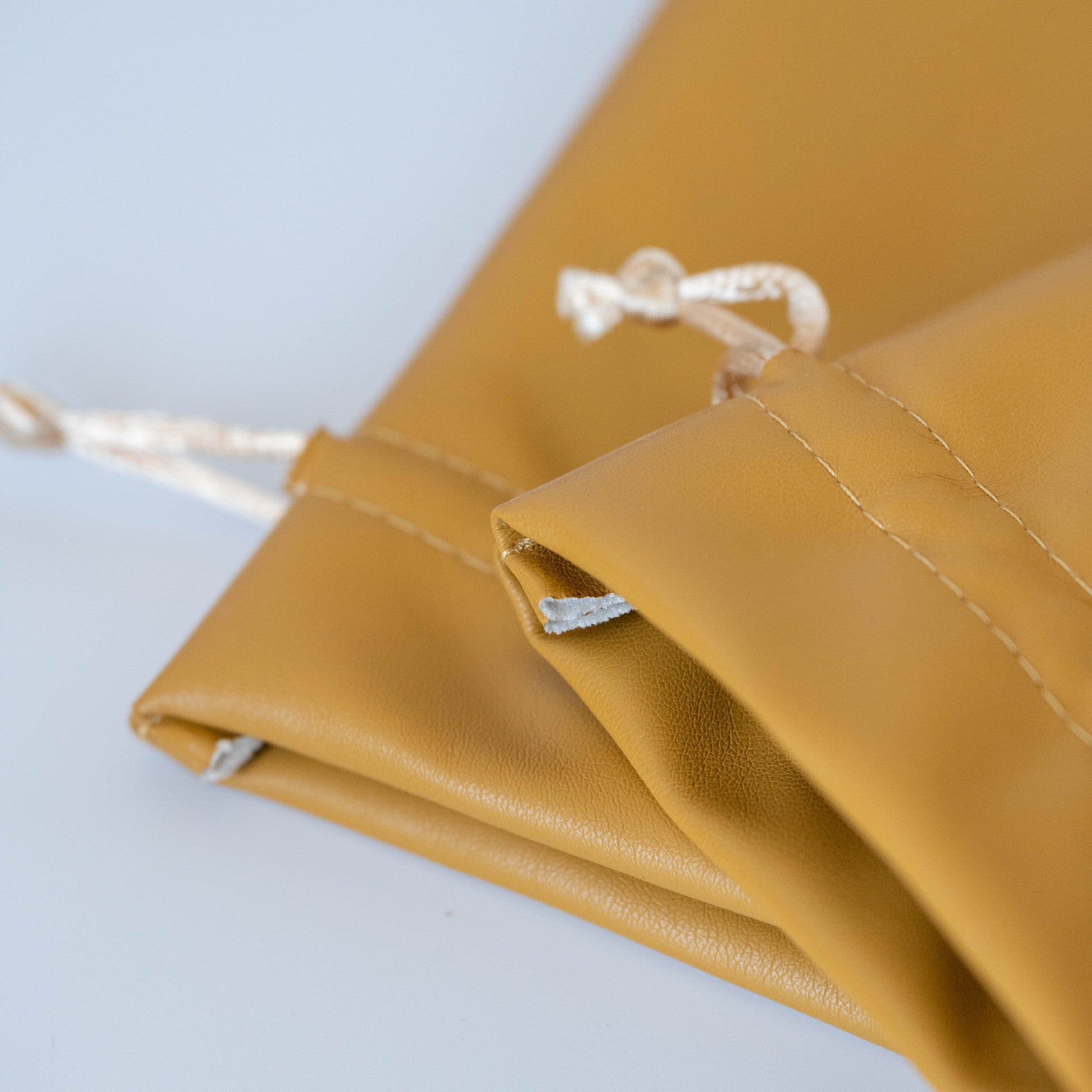 Modern Style Storage Bag Made Of Durable PUR Material For Efficient Organization