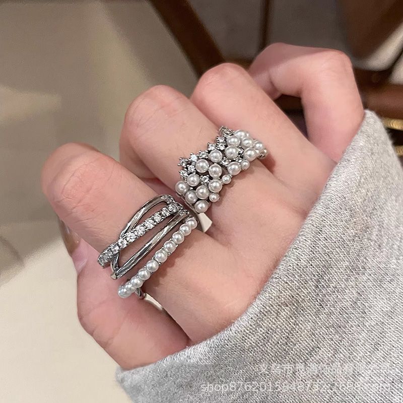 Luxurious Crown Ring For Women Featuring Imitation Pearl Inlay Made Of Alloy