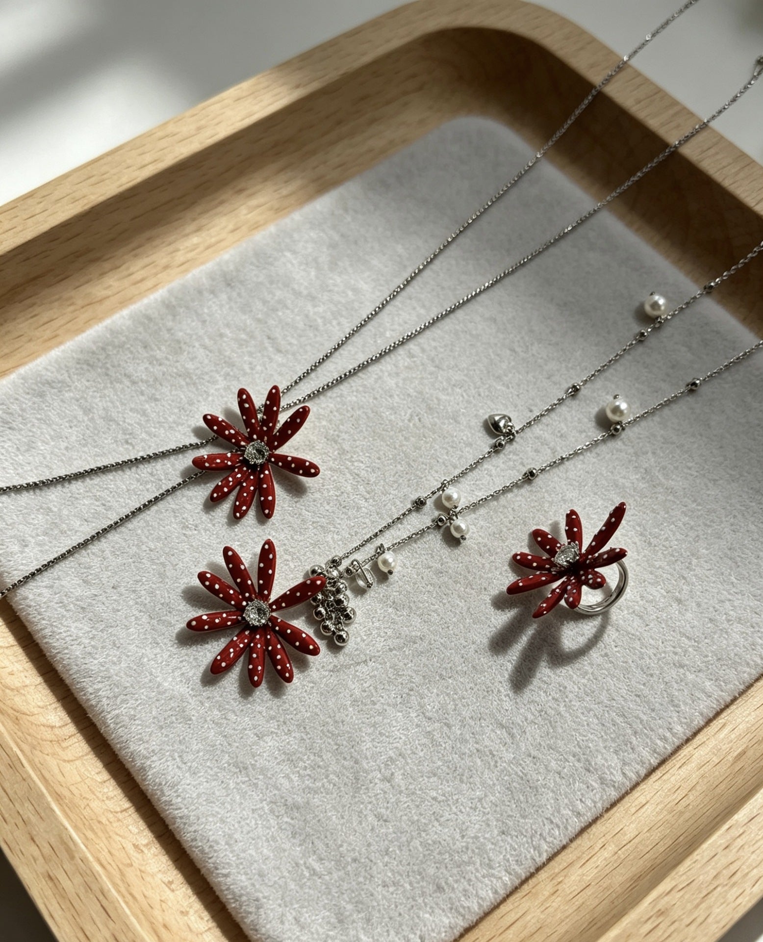 Daisy Sweater Chain Necklace For Women In Copper With Zircon Inlay, Featuring Red Color Accent