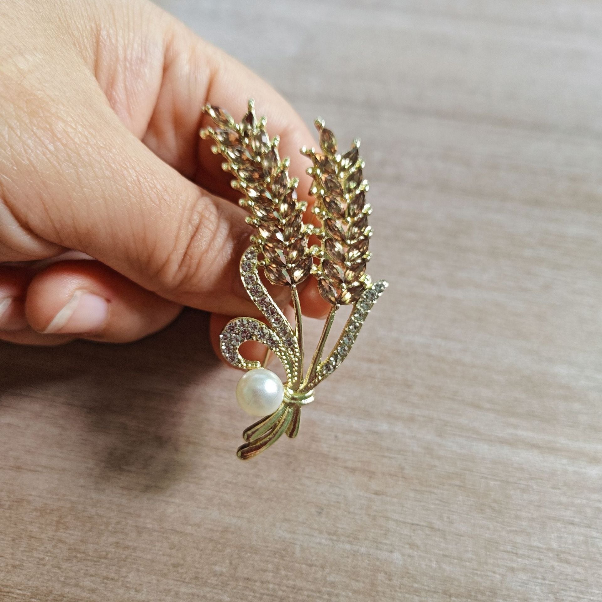 Grain Pin Made Of Zinc Alloy Featuring Electroplated Craftsmanship In Champagne Color
