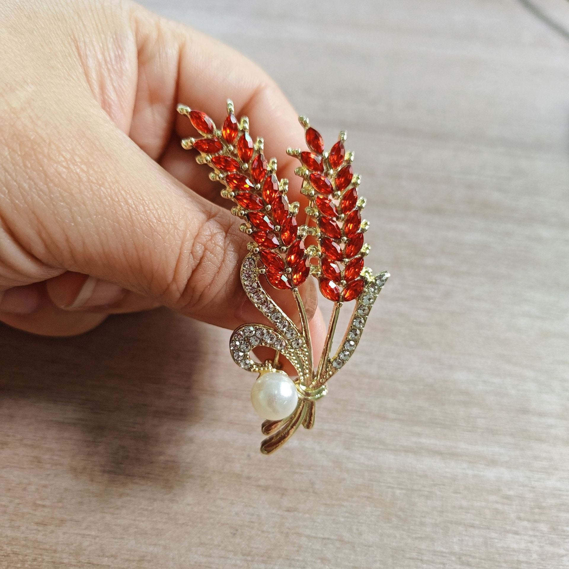Grain Pin Made Of Zinc Alloy Featuring Electroplated Craftsmanship In Champagne Color