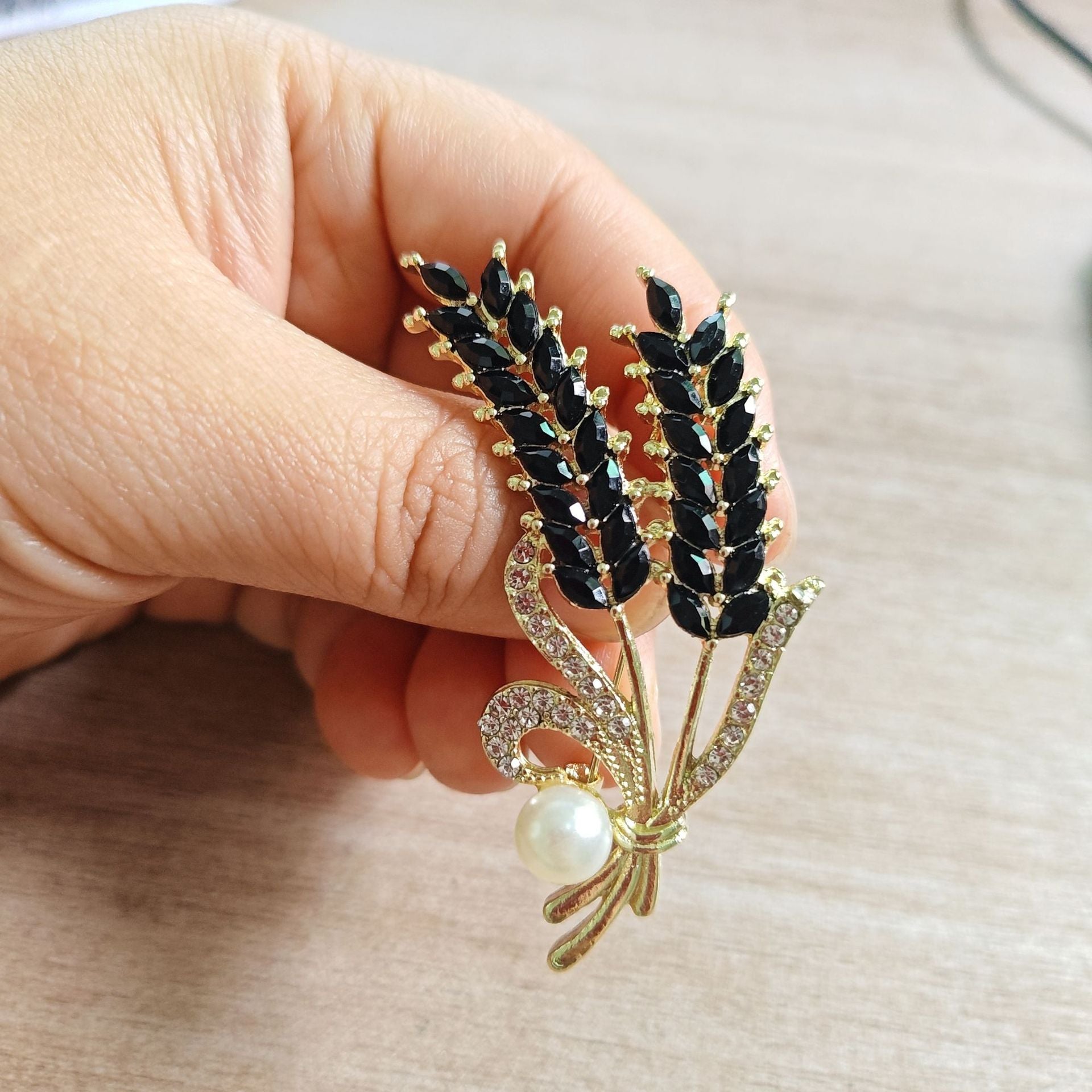 Grain Pin Made Of Zinc Alloy Featuring Electroplated Craftsmanship In Champagne Color