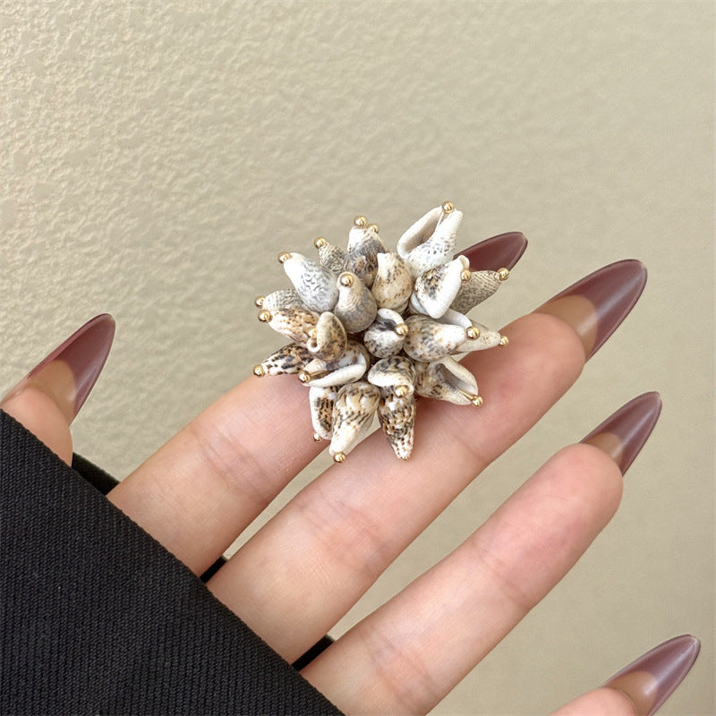New Style Flowers Ring For Women In Gold Alloy With Real Gold Plated Electroplated Finish And Shell Inlay