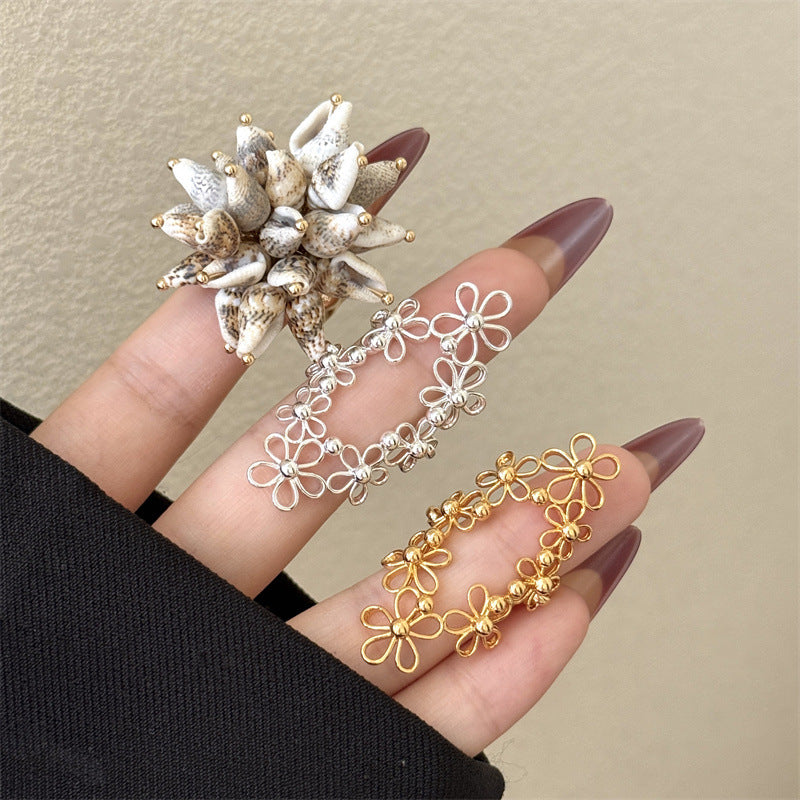 New Style Flowers Ring For Women In Gold Alloy With Real Gold Plated Electroplated Finish And Shell Inlay