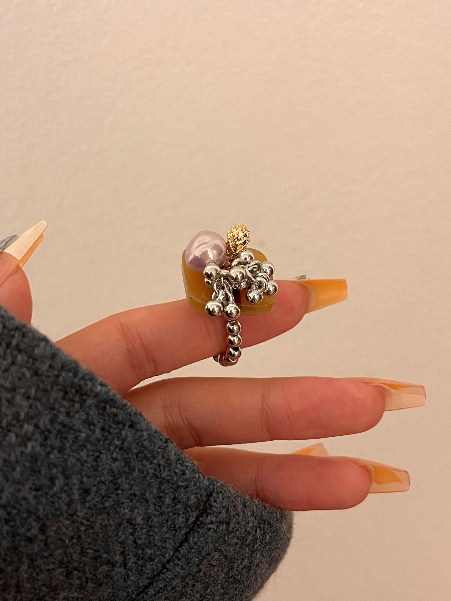Maillard Style Metal Ring For Women With Shell Inlay Featuring Beading Craftsmanship