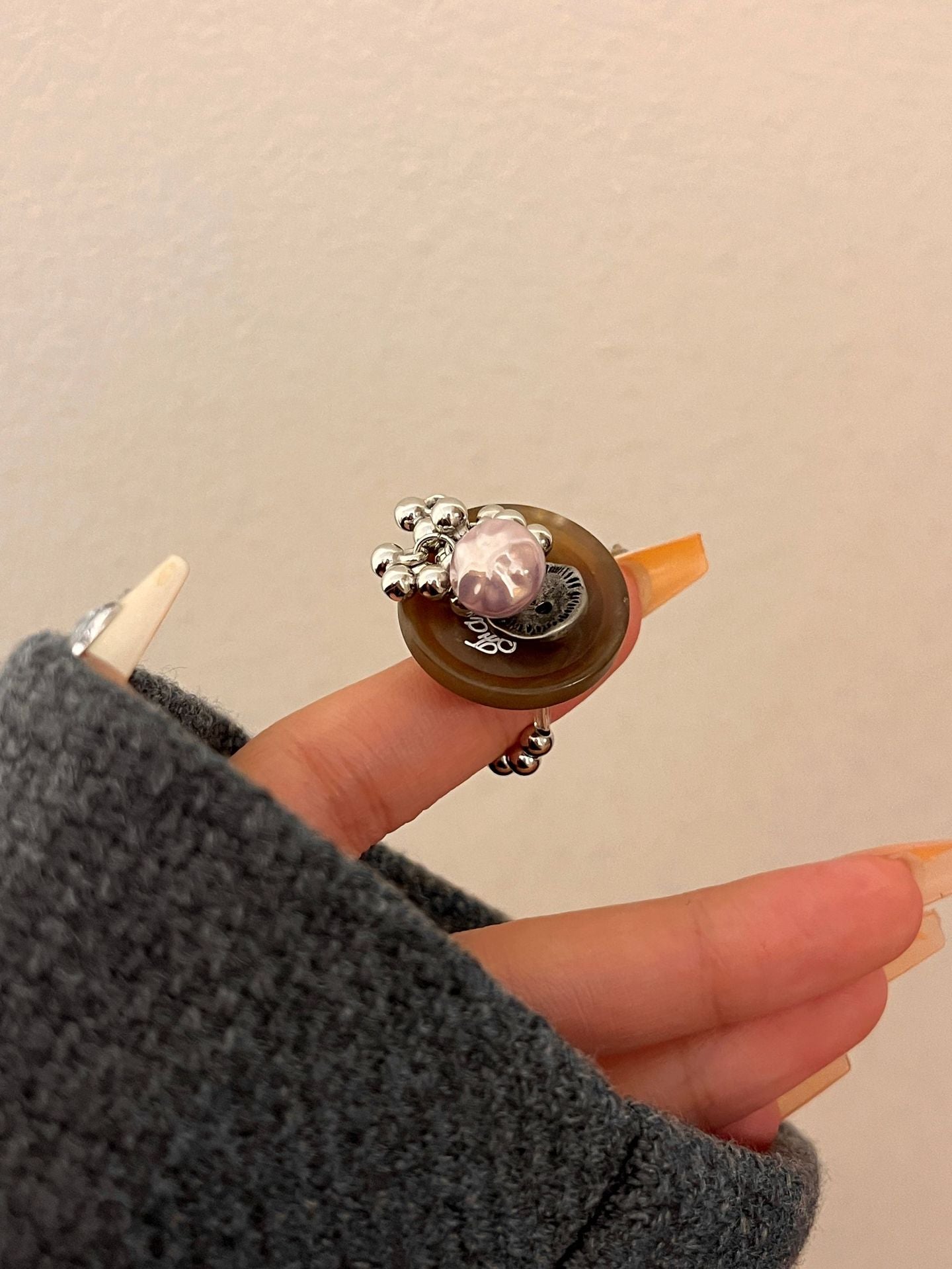 Maillard Style Metal Ring For Women With Shell Inlay Featuring Beading Craftsmanship
