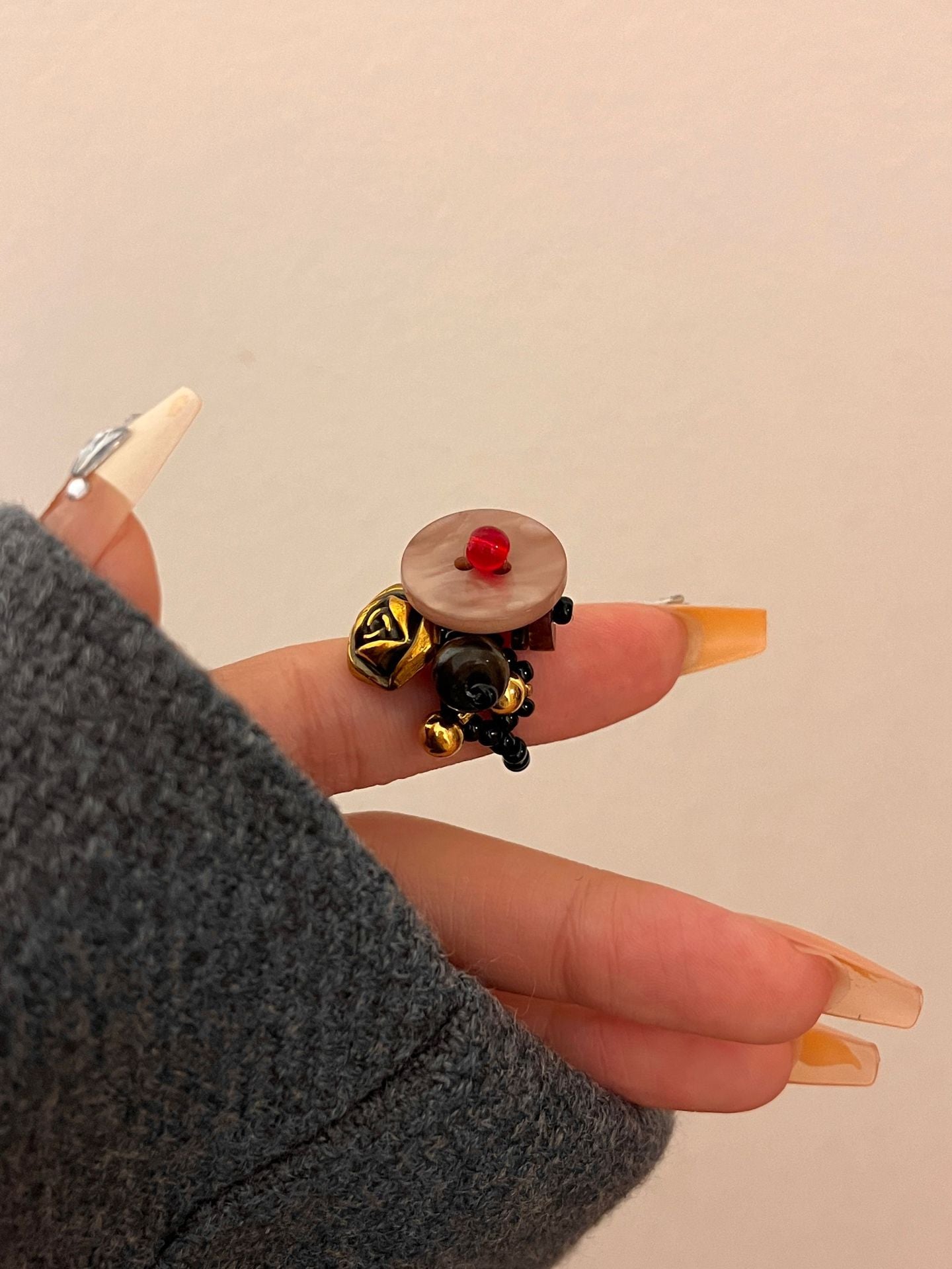 Maillard Style Metal Ring For Women With Shell Inlay Featuring Beading Craftsmanship