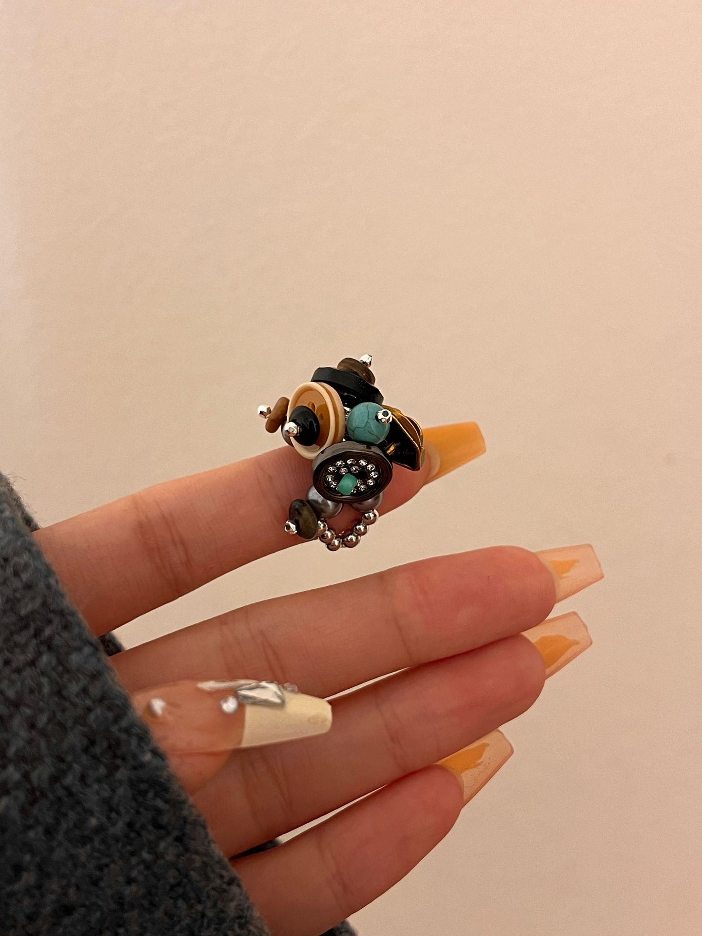 Maillard Style Metal Ring For Women With Shell Inlay Featuring Beading Craftsmanship