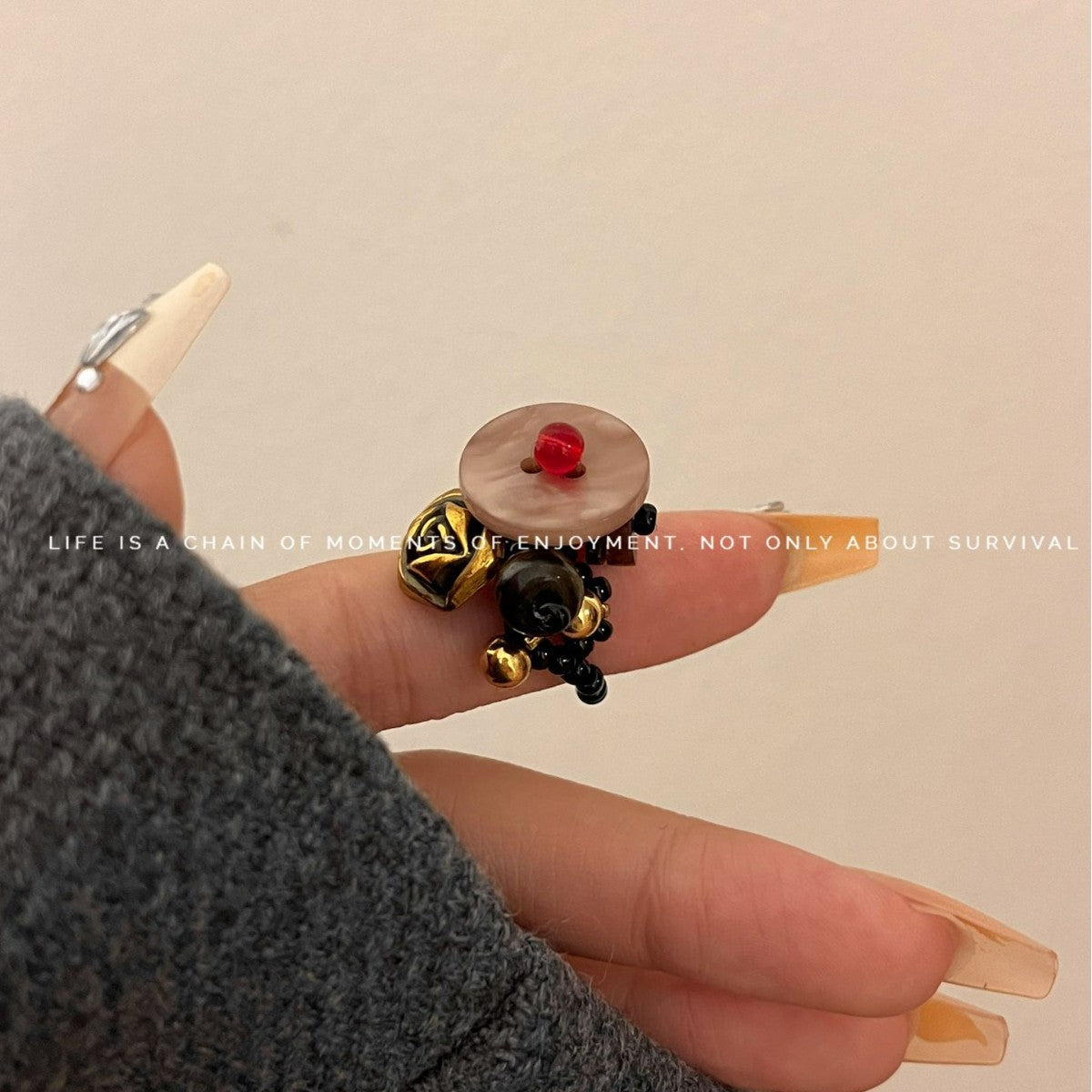 Maillard Style Metal Ring For Women With Shell Inlay Featuring Beading Craftsmanship