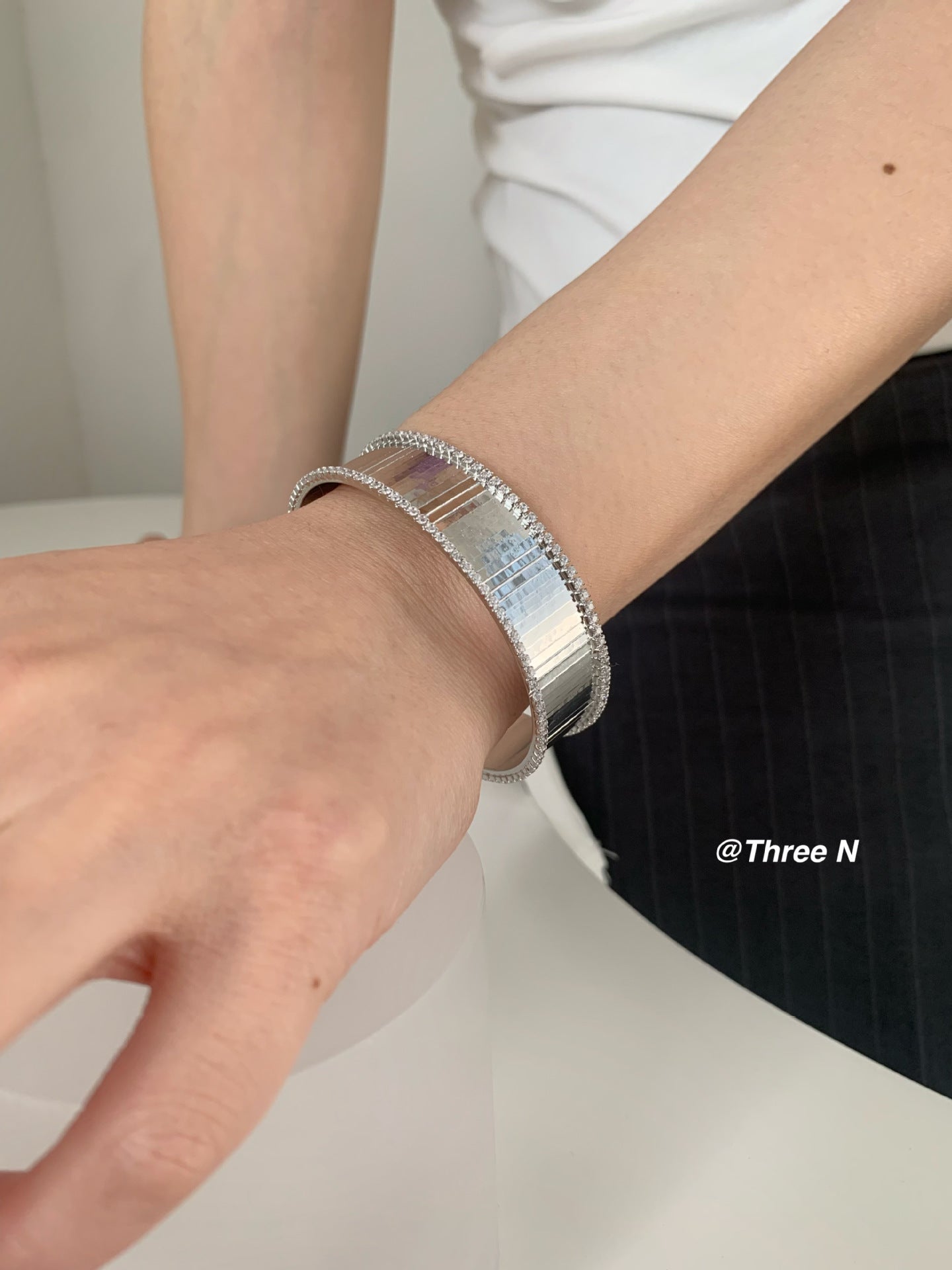 Geometric Alloy Bangle For Women With Electroplated Finish And Zircon Inlay