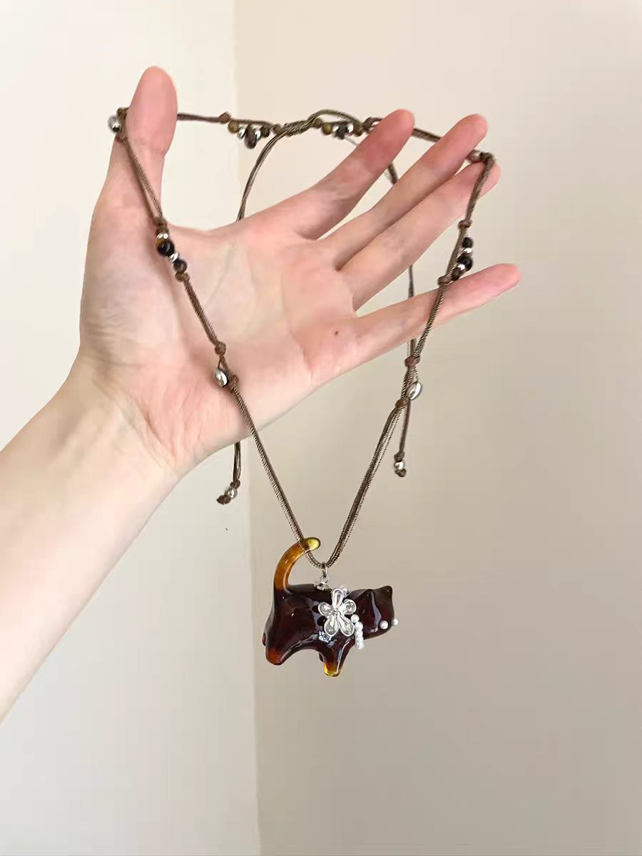 Cute Brown Flowers Pendant Necklace For Women With Rope Chain And Resin Pendant