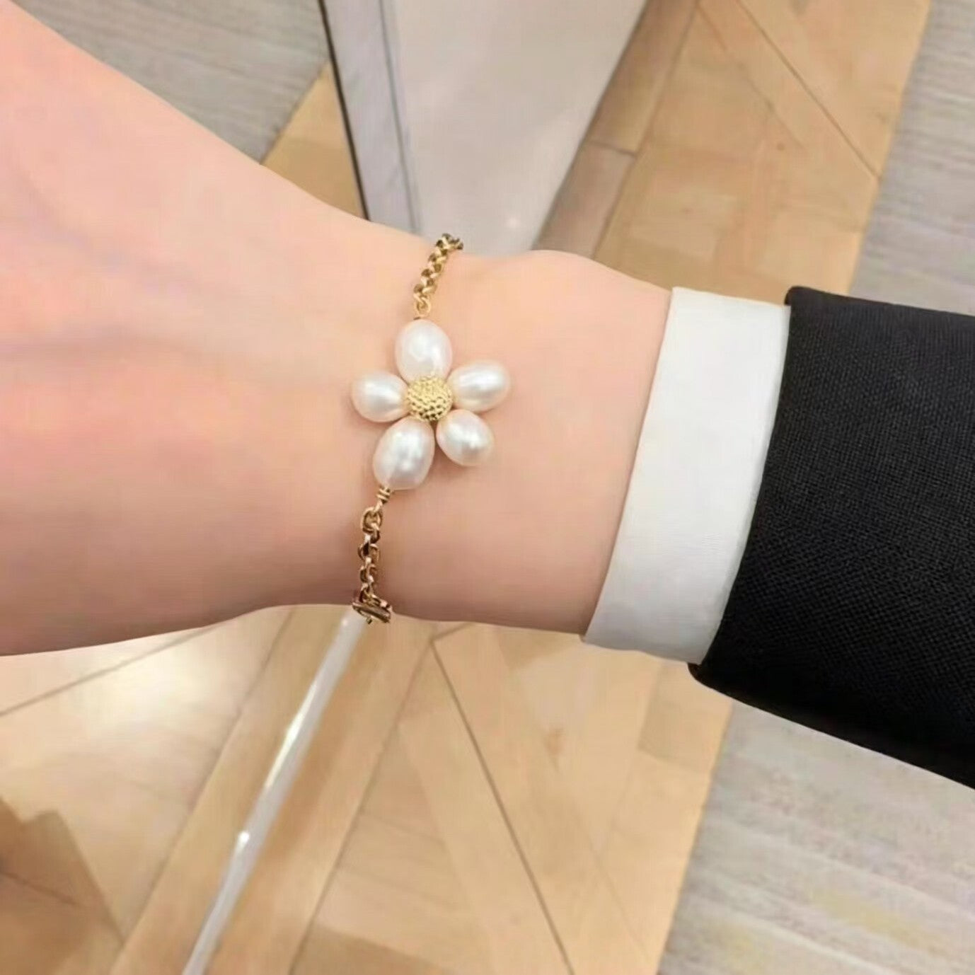 Daisy Sweet Style Bracelet For Women With Copper Slider Chain And Real Gold Plated Finish