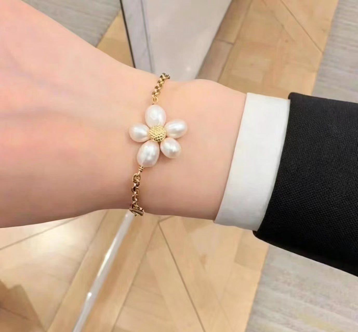 Daisy Sweet Style Bracelet For Women With Copper Slider Chain And Real Gold Plated Finish