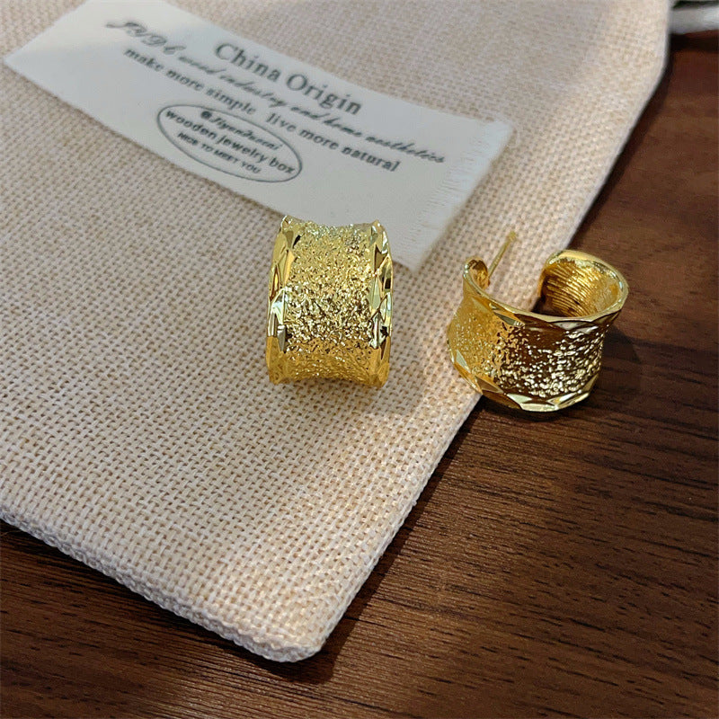 C Shape Hoop Earrings For Women In Gold Featuring Electroplated Craftsmanship With Simple Style