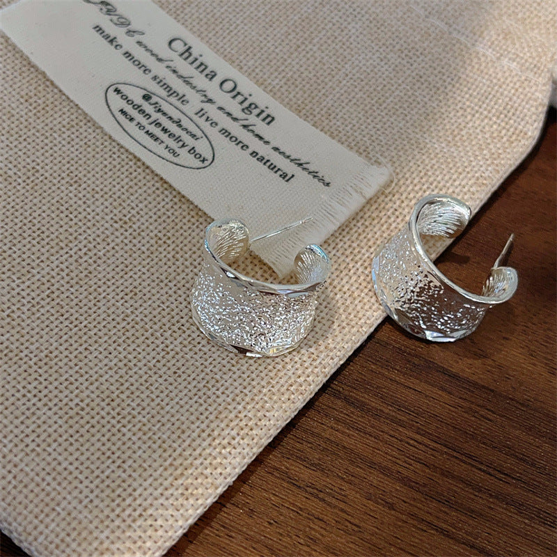 C Shape Hoop Earrings For Women In Gold Featuring Electroplated Craftsmanship With Simple Style
