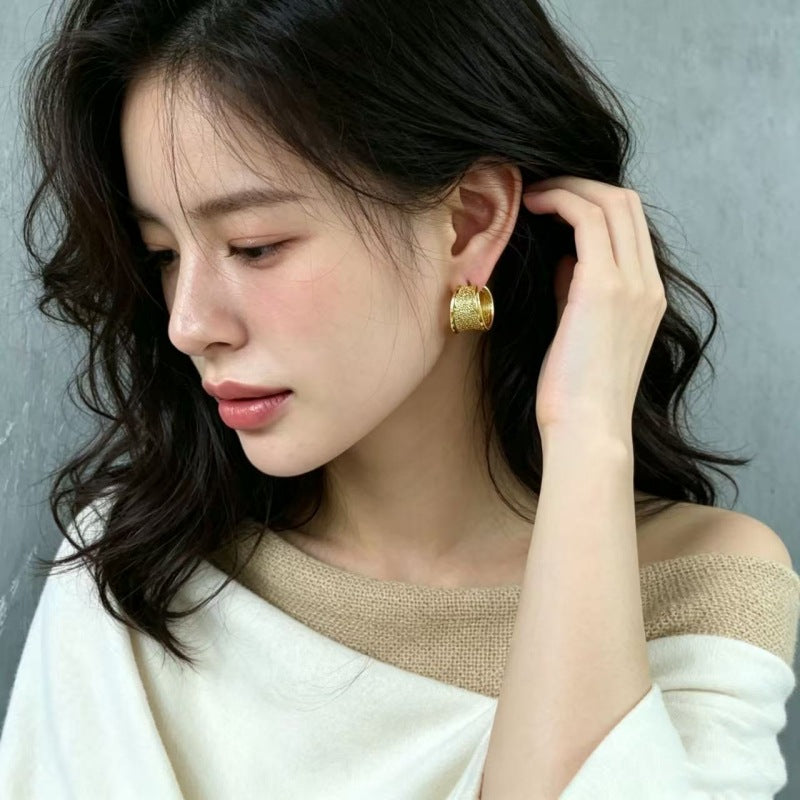 C Shape Hoop Earrings For Women In Gold Featuring Electroplated Craftsmanship With Simple Style