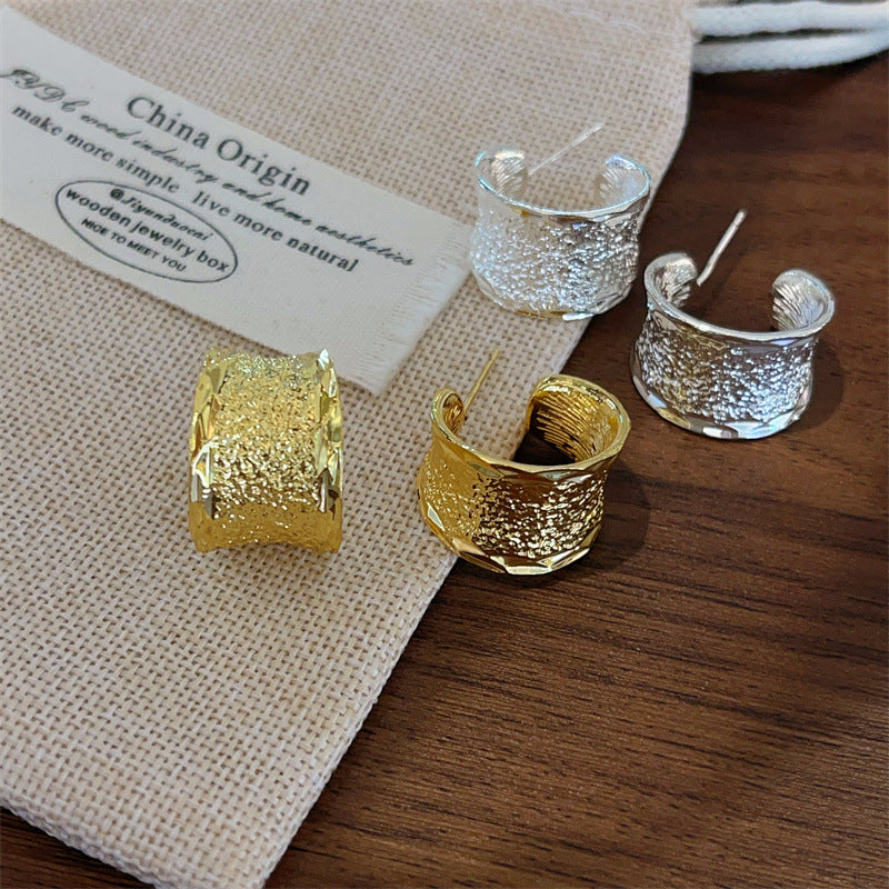 C Shape Hoop Earrings For Women In Gold Featuring Electroplated Craftsmanship With Simple Style