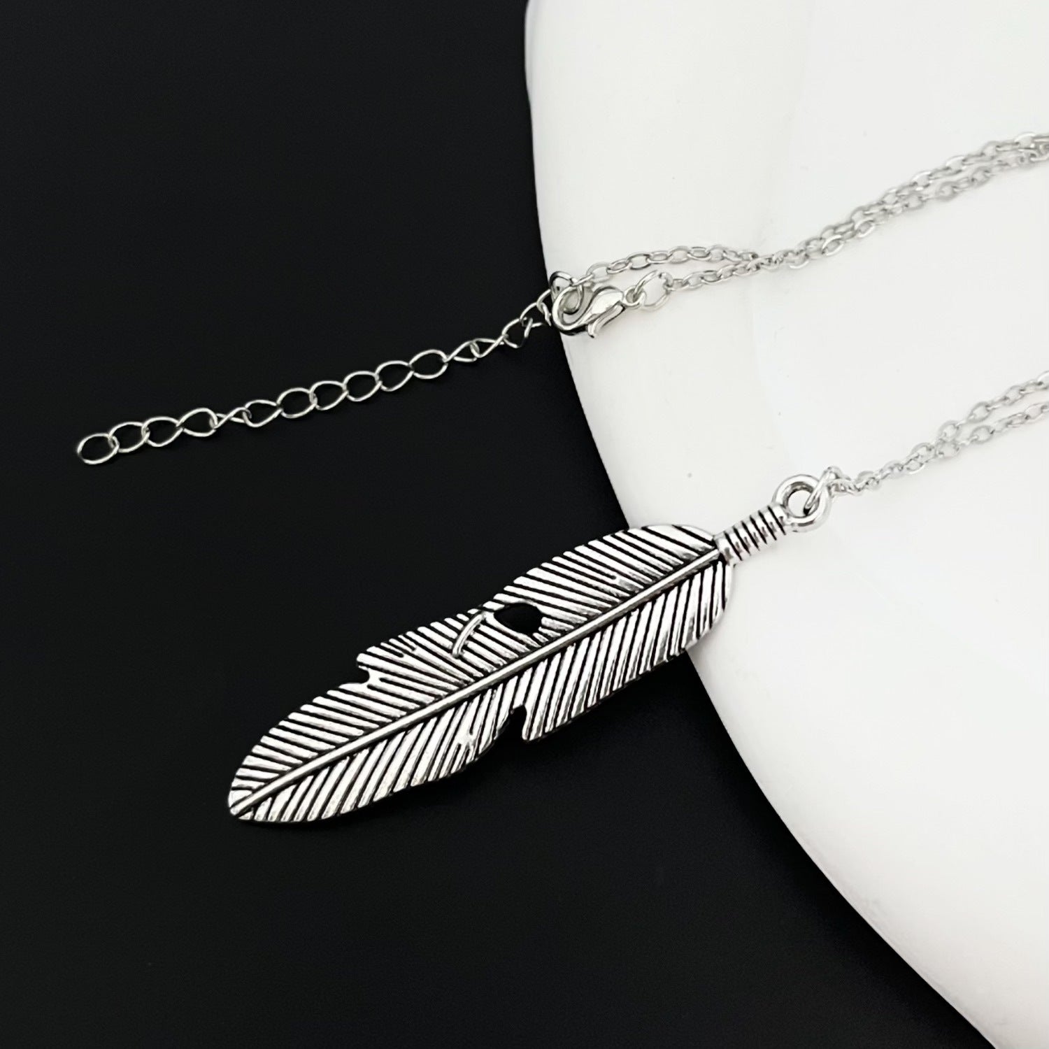 Bohemian Feather Pendant Necklace In Zinc Alloy For Unisex, Perfect For Casual Wear