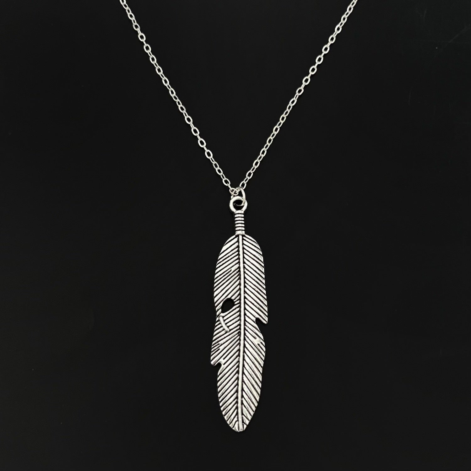 Bohemian Feather Pendant Necklace In Zinc Alloy For Unisex, Perfect For Casual Wear