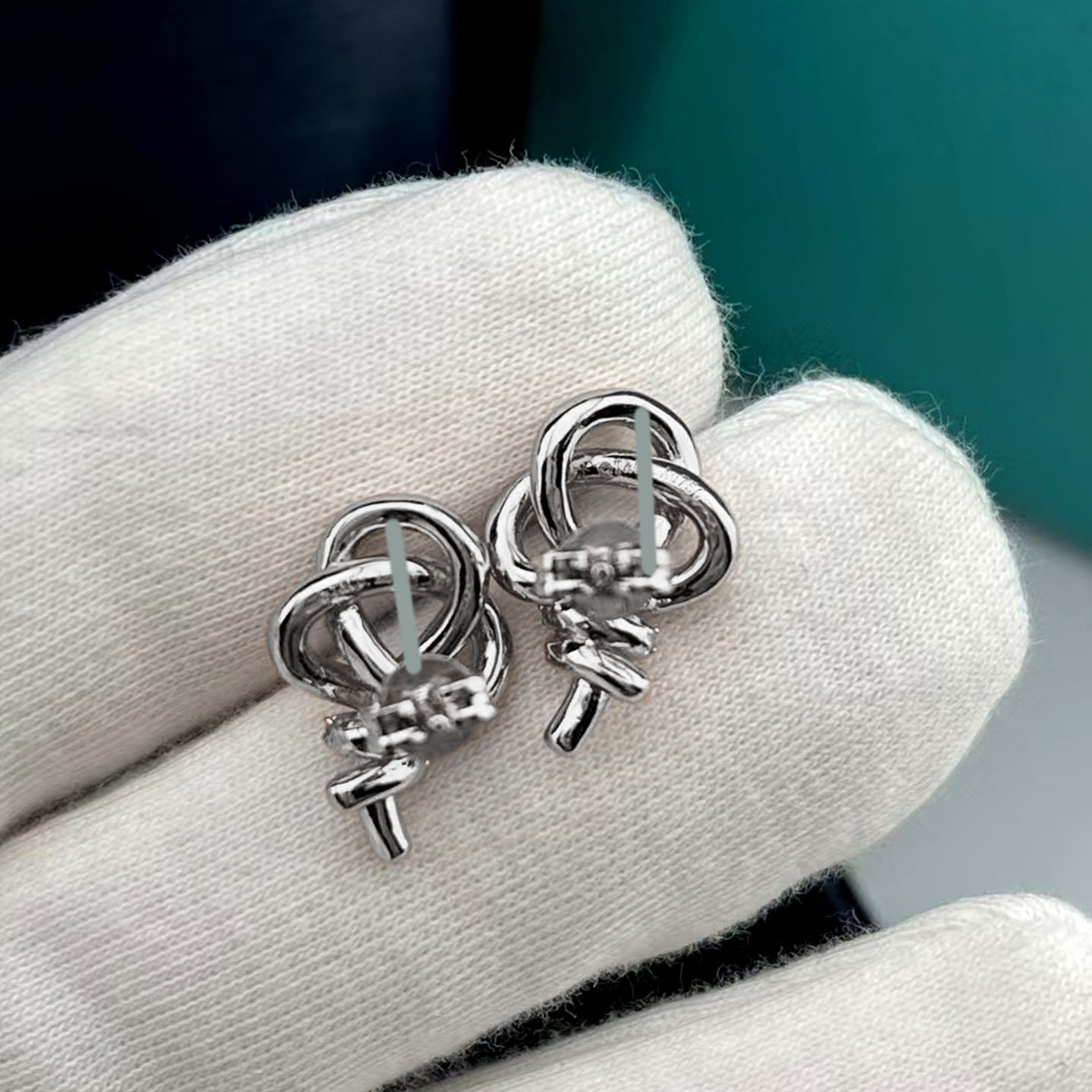 Heart Shape Earrings For Women In Gold V Gold Material With Copper Ear Pins And Rhinestone Inlay