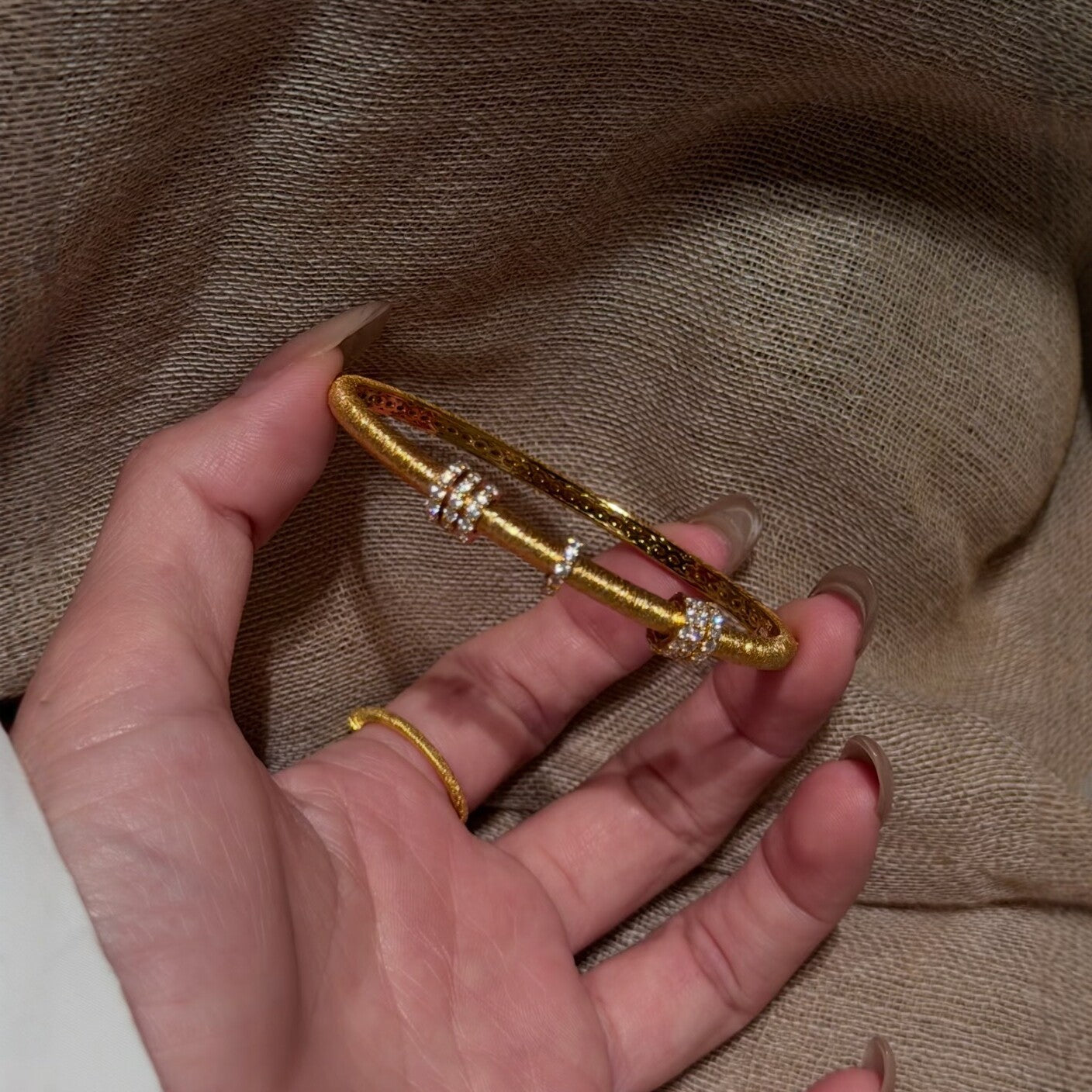 Geometric Brushed 925 Sterling Silver Bangle For Women With Electroplated Gold Plating And Rhinestone Inlay
