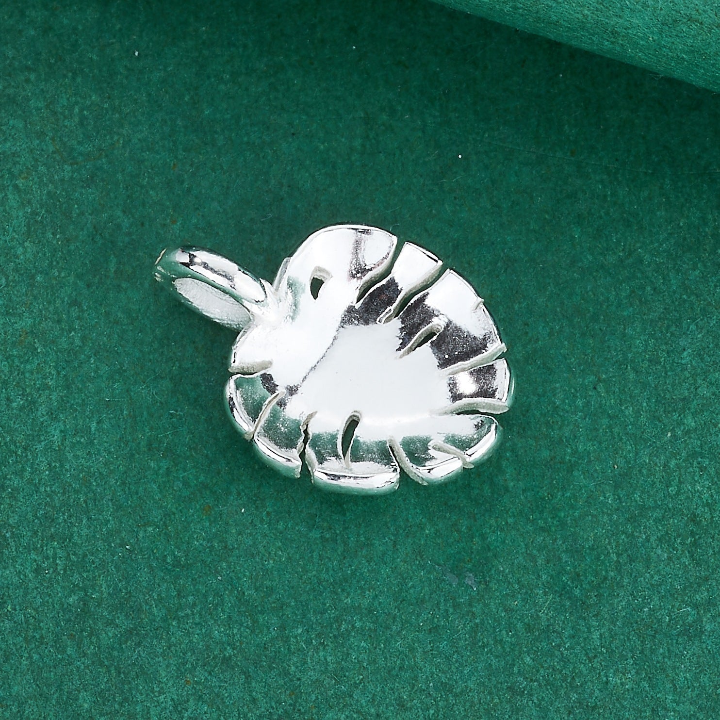 Leaves Pendant In 925 Sterling Silver With Polished Finish, Retro Style Jewelry Accessory In White